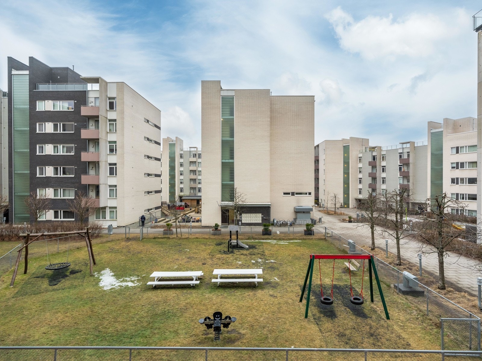 Balkongen vender mot pent opparbeidede fellesarealer. Galleribilde