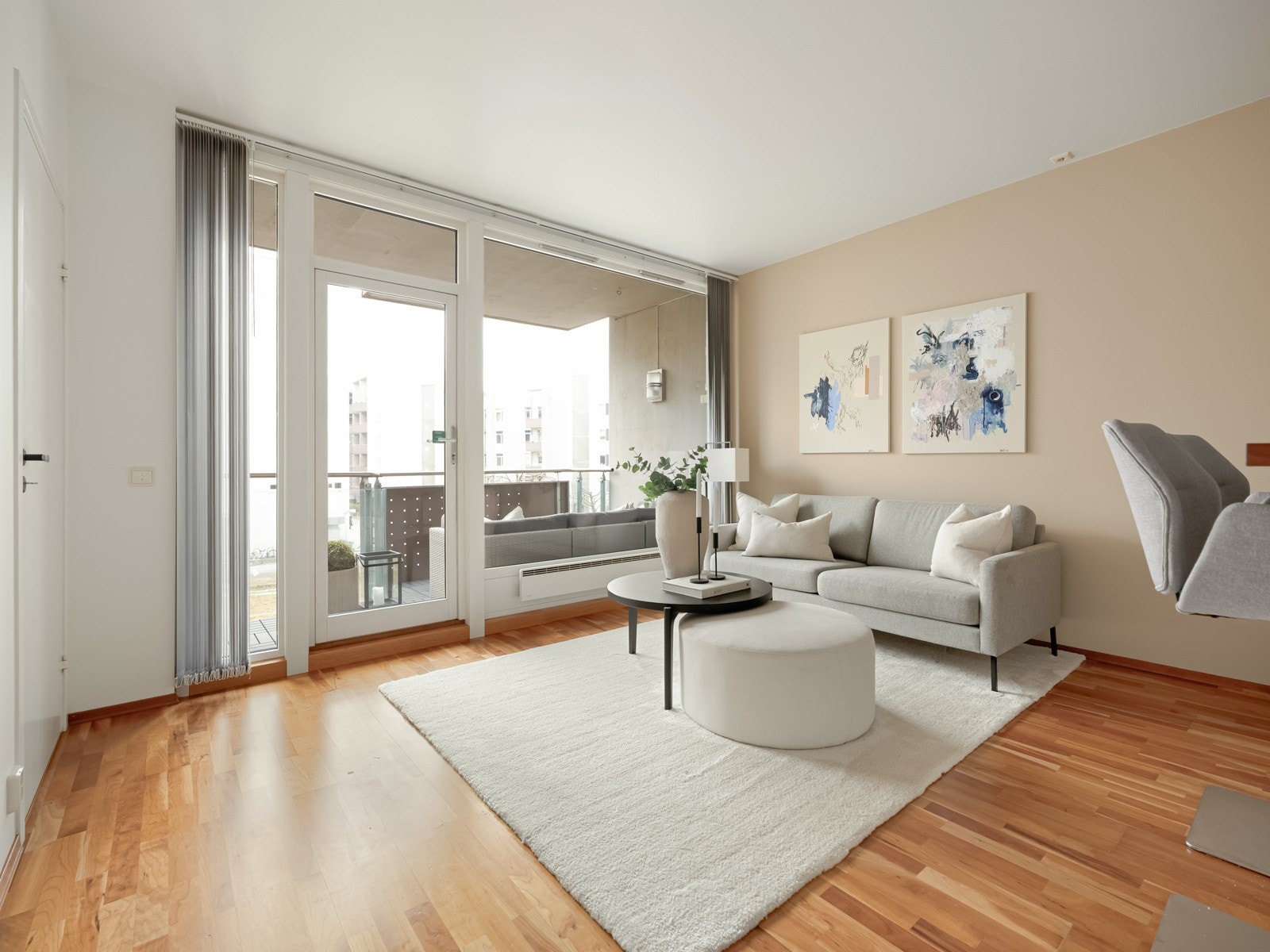 Boligen har store vindusflater som slipper godt med lys inn i boligen. Galleribilde