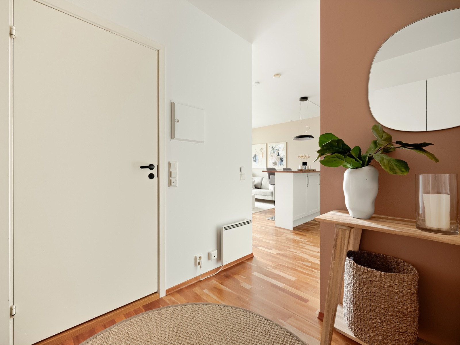 Leiligheten har en lun og praktisk entré med god plass til oppbevaring av yttertøy i garderobeskap. Galleribilde