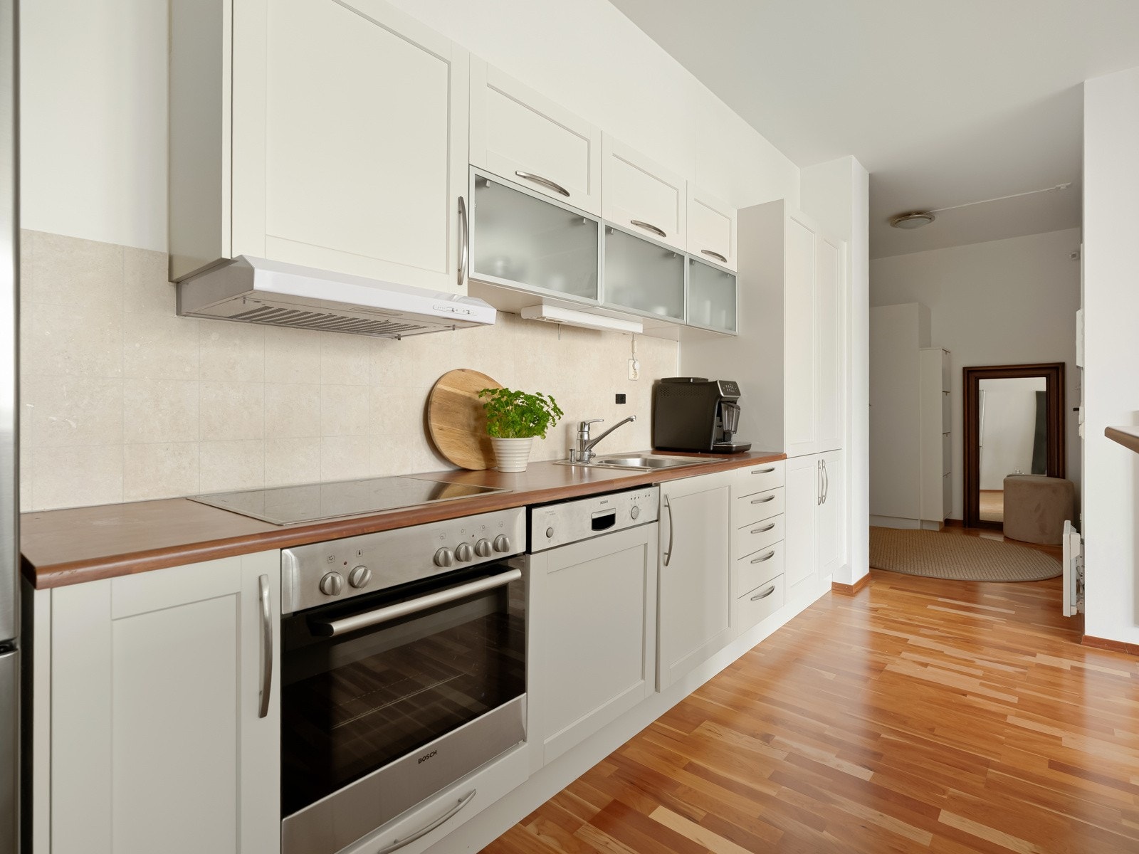 Integrerte hvitevarer er platetopp, stekeovn og oppvaskmaskin. Nisje for kjøl/frys. Galleribilde