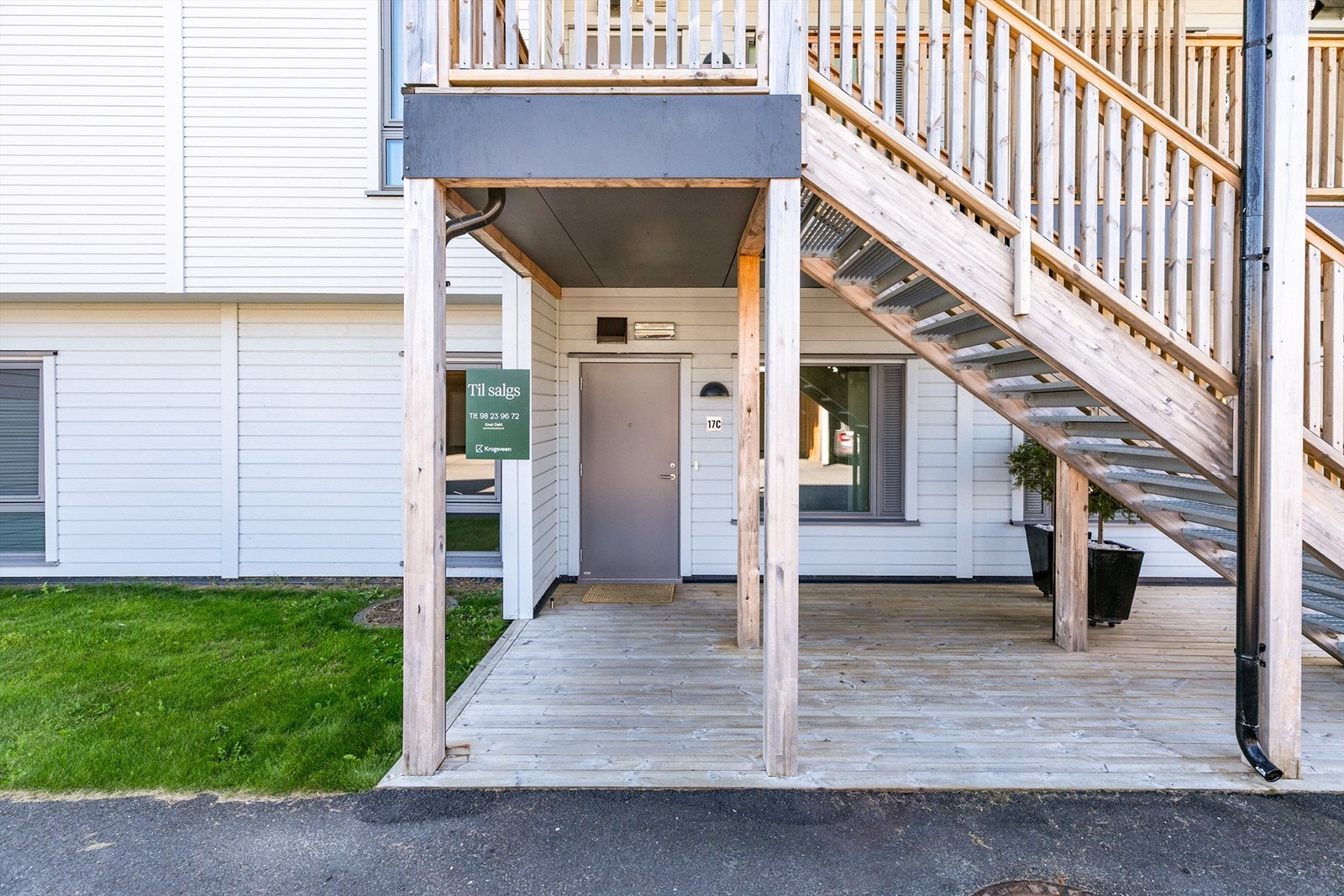 På inngangspartiet sitter du henvendt mot solens gang første del av dagen. Galleribilde