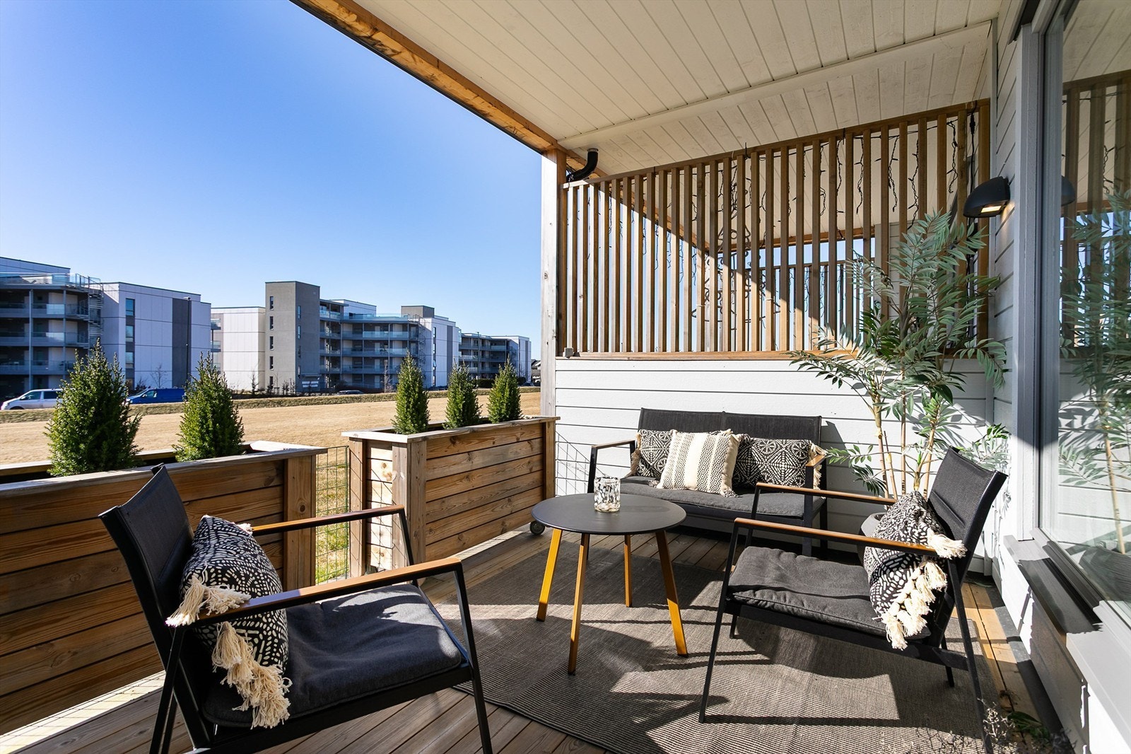 I svært fredelige omgivelser på terrassen kan du få med deg solen fra ettermiddag til kveld sommerstid. Galleribilde