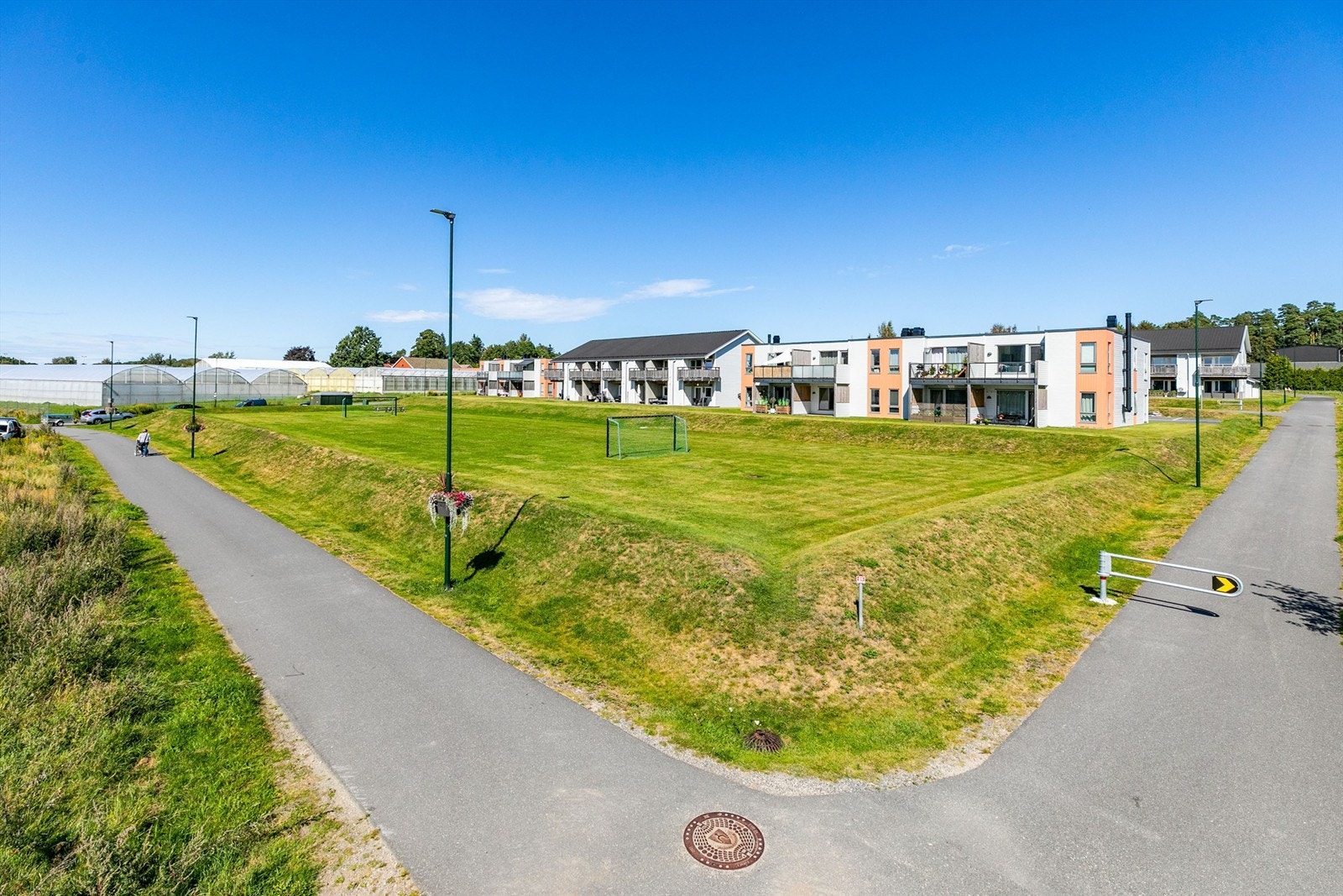 Leiligheten er gjennomgående i første etasje og inneholder en effektiv romløsning med moderne standard og to soverom. Galleribilde