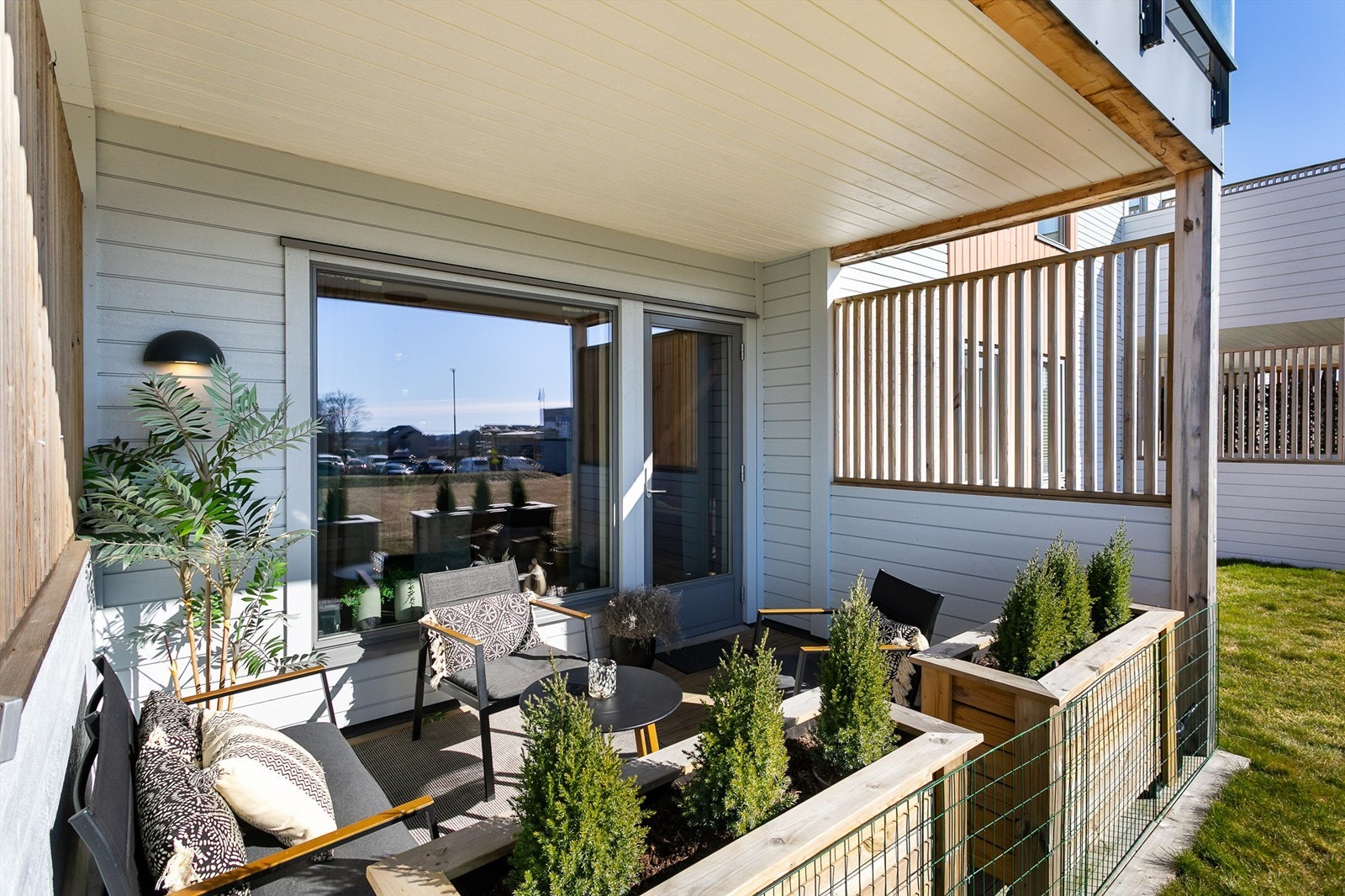 Lunende levegger og tak gjør det mulig å sitte ute selv om været ikke er på sitt aller beste. Varmelampe kan høyne trivselsfaktoren ytterligere. Galleribilde