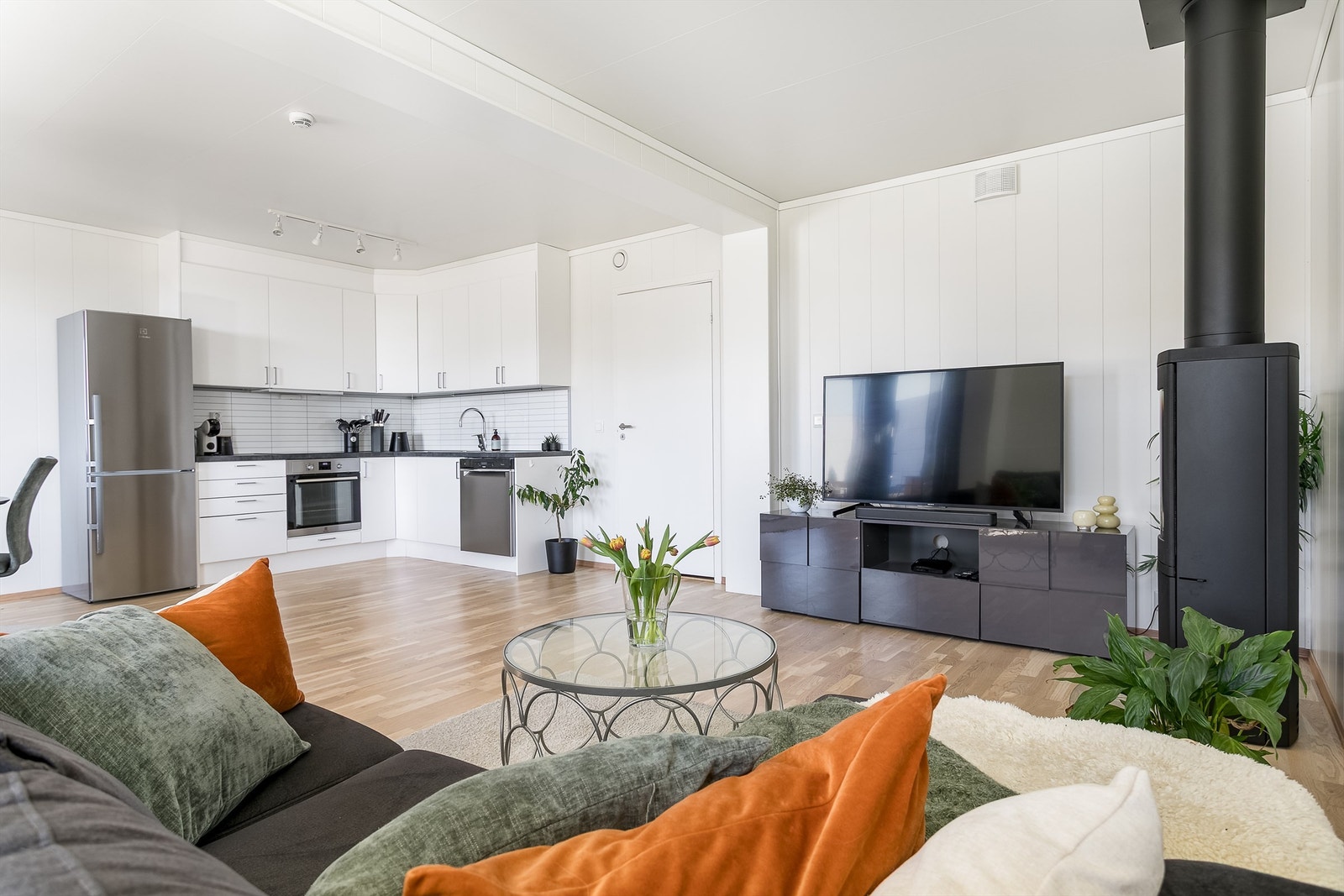 Romløsningen er praktisk og effektiv, blant annet med stuen og kjøkkenet samlet i åpen løsning. Galleribilde