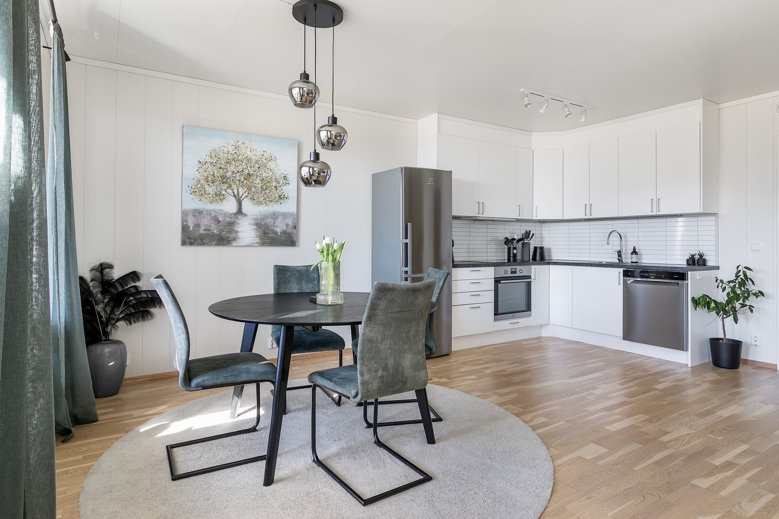 Med kjøkkenet i stuens indre hjørne oppnås en størst mulig disponibel gulvflate med god plass til blant annet sofa og spisebord. Galleribilde