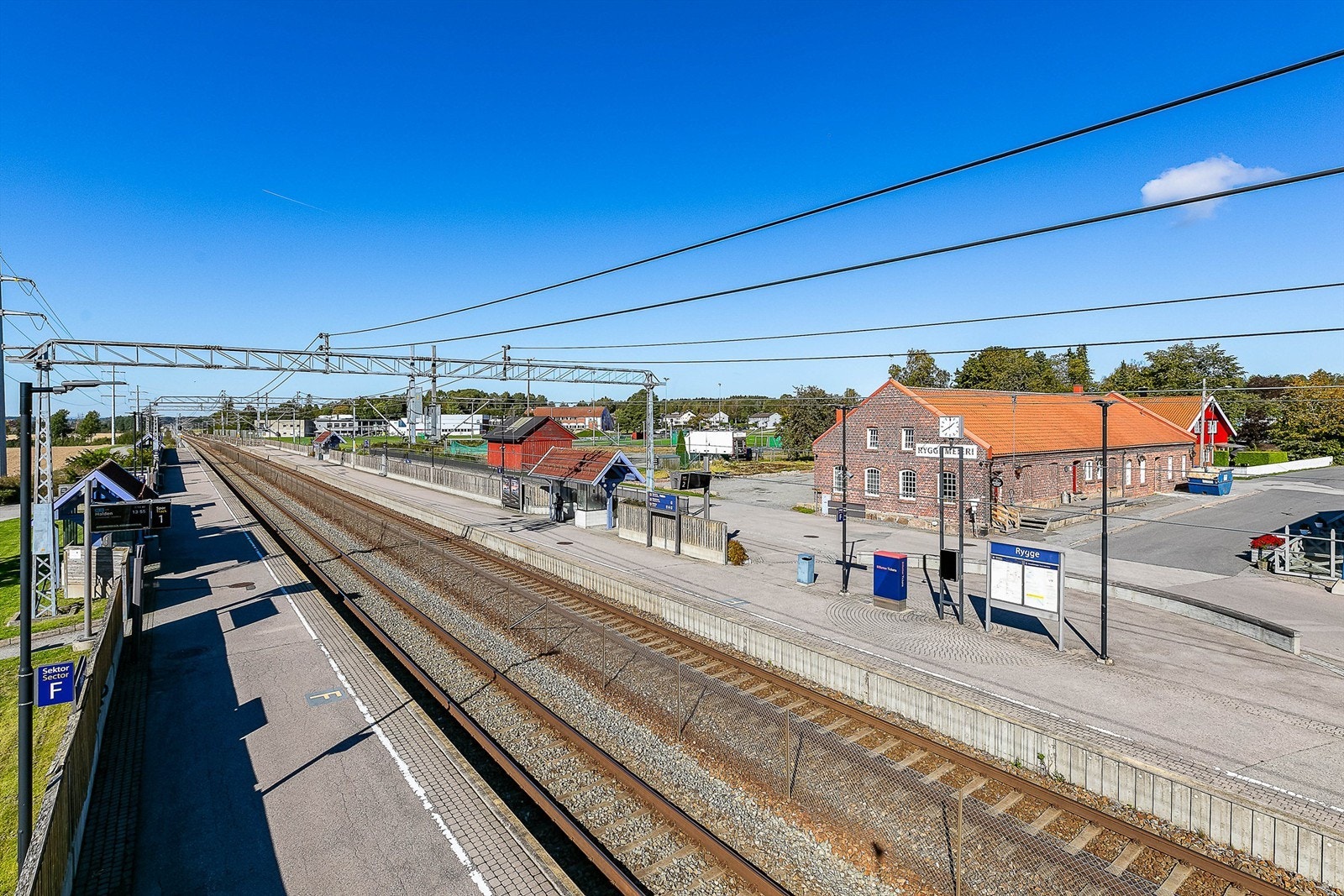 Til Rygge stasjon er det kort gangavstand. Reisetiden videre til Oslo S er fra like over halvtimen. Galleribilde