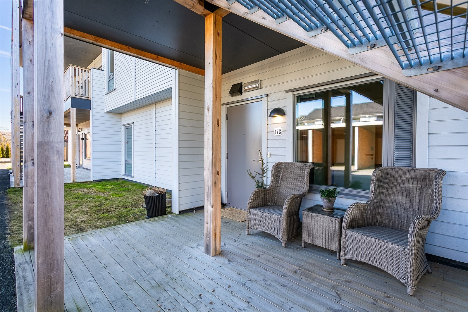 I tillegg til terrassen på ca. 10 kvm. på motsatt side har leiligheten en enda større platting på ca. 20 kvm. foran inngangspartiet. Galleribilde