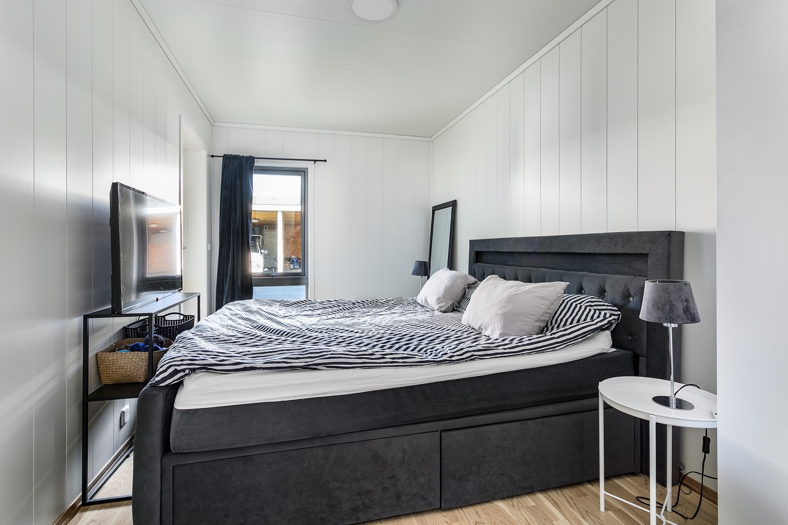 Til hovedsoverommet er det adkomst gjennom to dører som leder rett inn til hver sin side av dobbeltsengen. Galleribilde