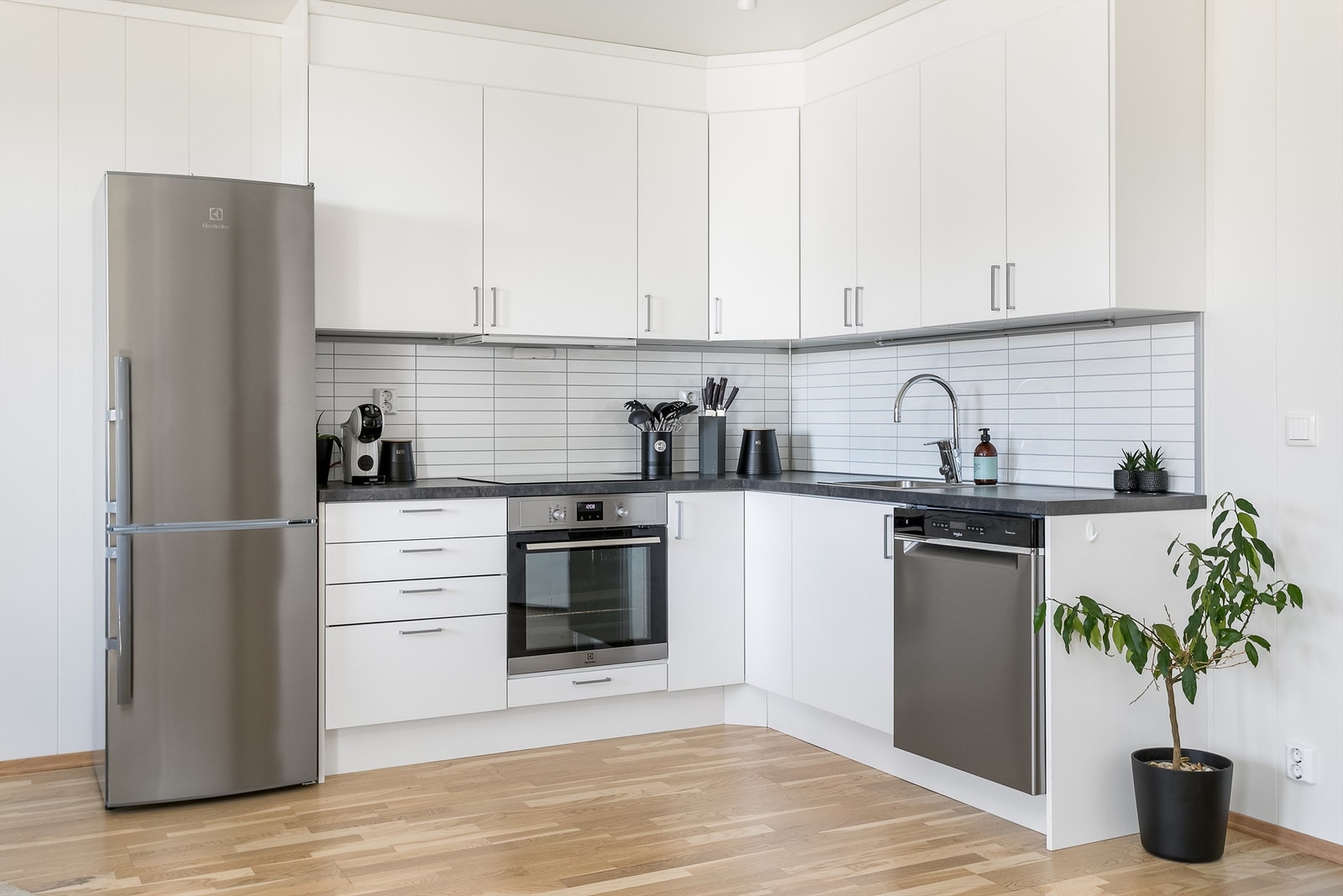 Kjøkkenet er oversiktlig og praktisk med gode oppbevaringsmuligheter samt arbeidsflater rundt vask og platetopp. Galleribilde