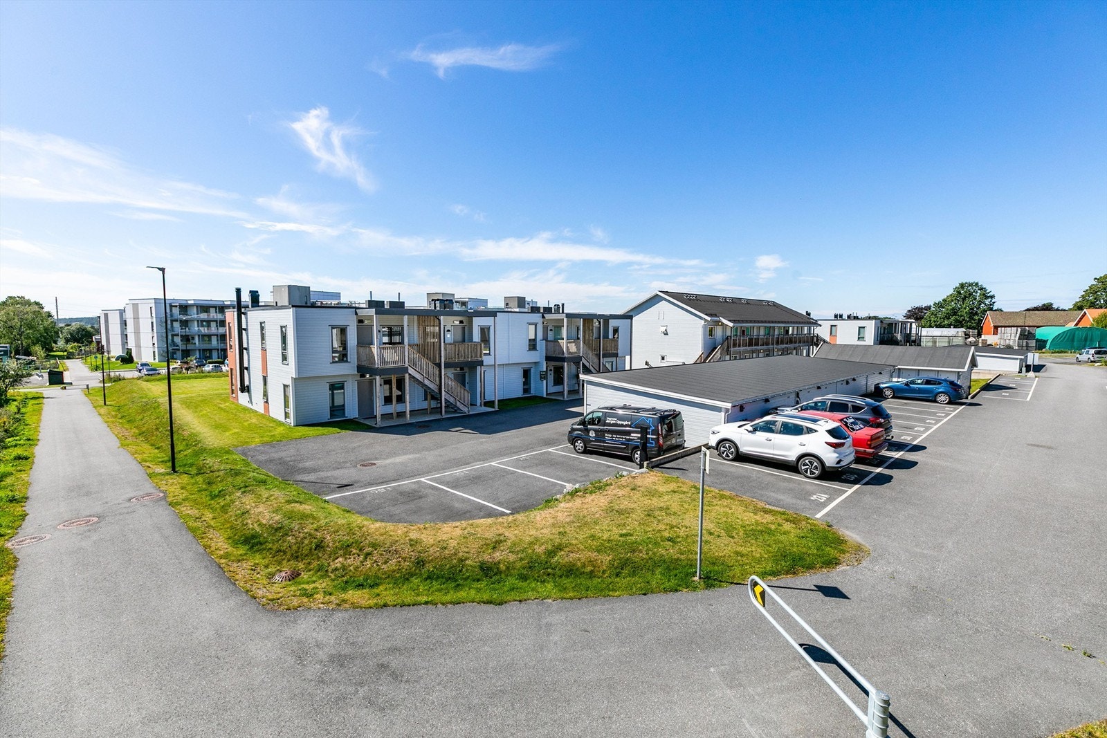 Felles carport med tilknyttet bod finnes vis á vis inngangspartiet. Sameiet har løsning for lading av EL-bil. Galleribilde