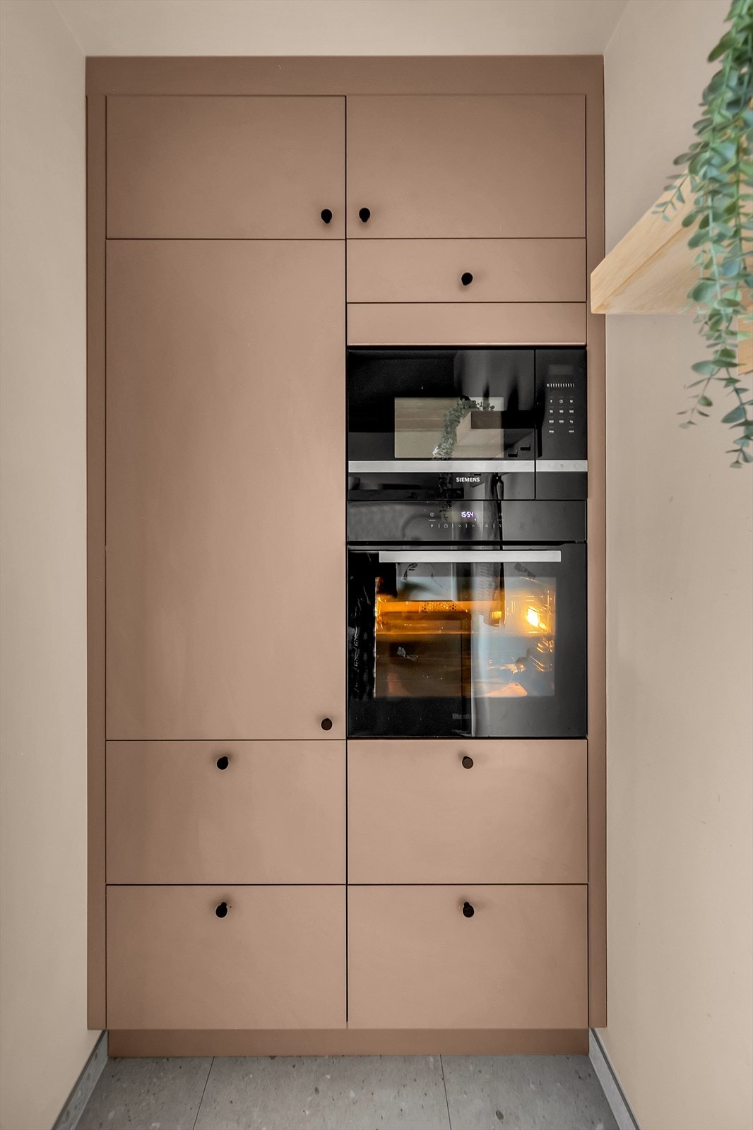 Grovkjøkkenet har også innebygget stekeovn og mikroovn i høyskap Galleribilde