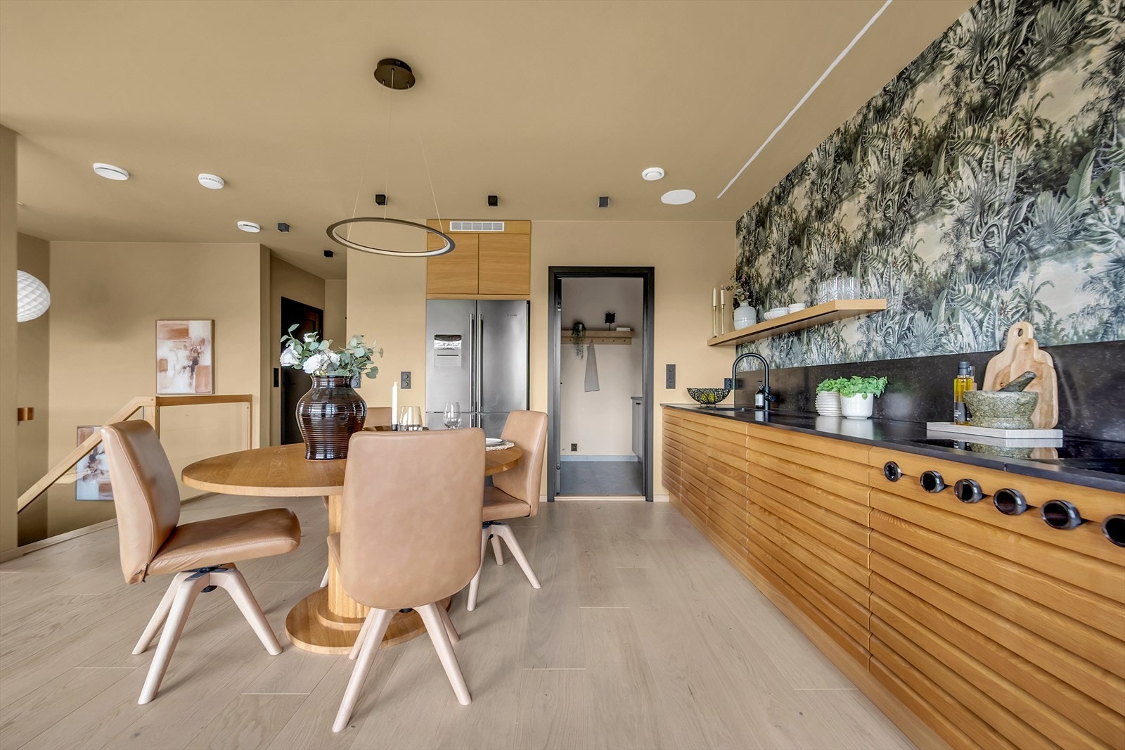 Ved kjøkkenet er det fin plass til en spisegruppe Galleribilde