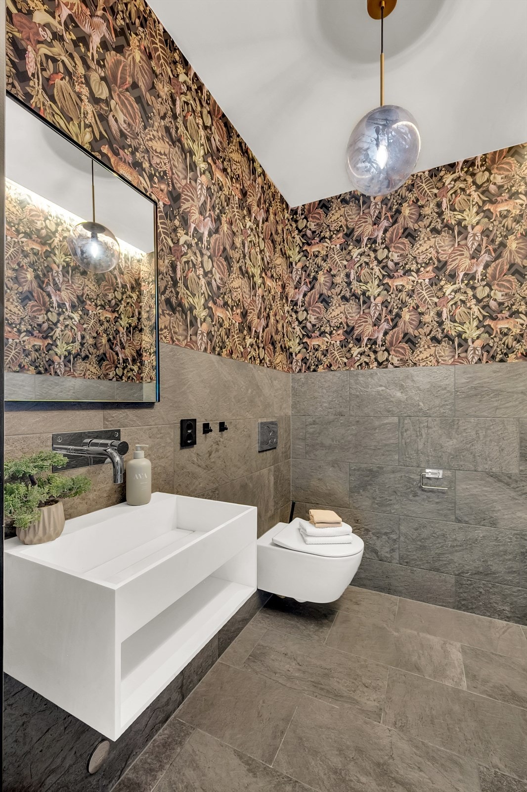 Toalettrom bestånde av toalett, servant og varme i gulv Galleribilde