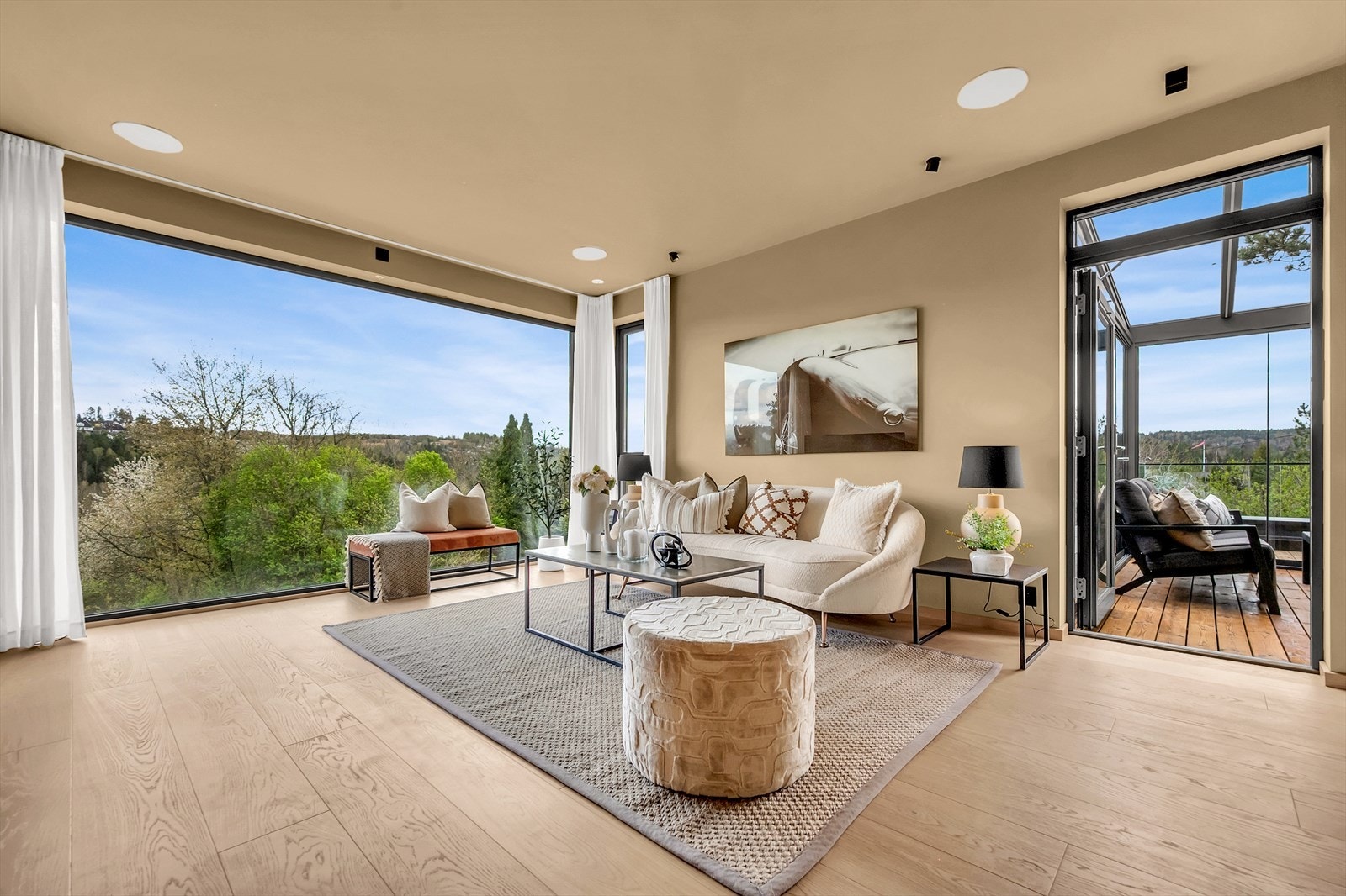 Fra stue er det utgang til vinterhage, terrasse og takterrasse Galleribilde