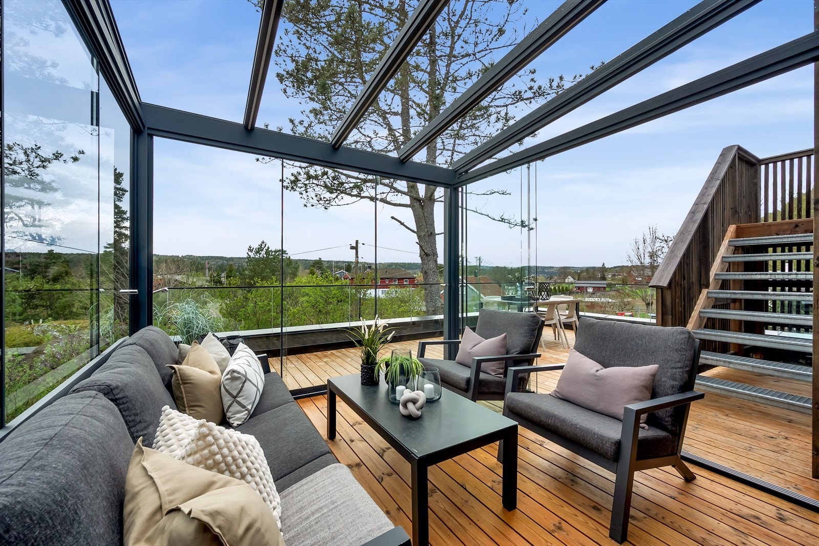 I vinterhagen er det fin plass til sittegruppe Galleribilde