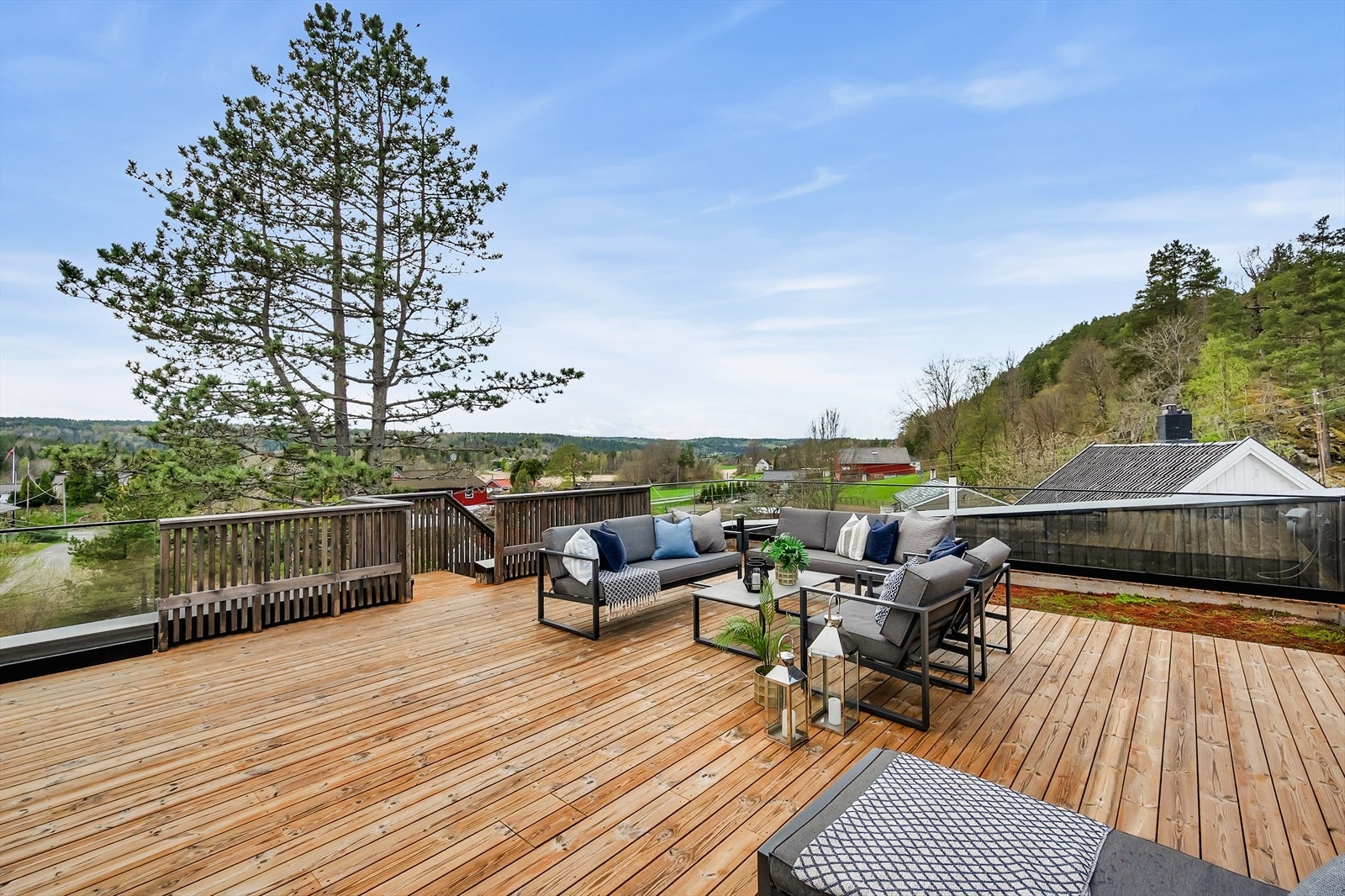 Gode muligheter for store sittegrupper, solsenger m.m. Galleribilde