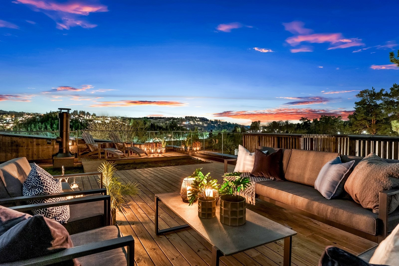 En svært innbydende og påkostet halvpart av tomannsbolig i idylliske og frodige omgivelser. Galleribilde