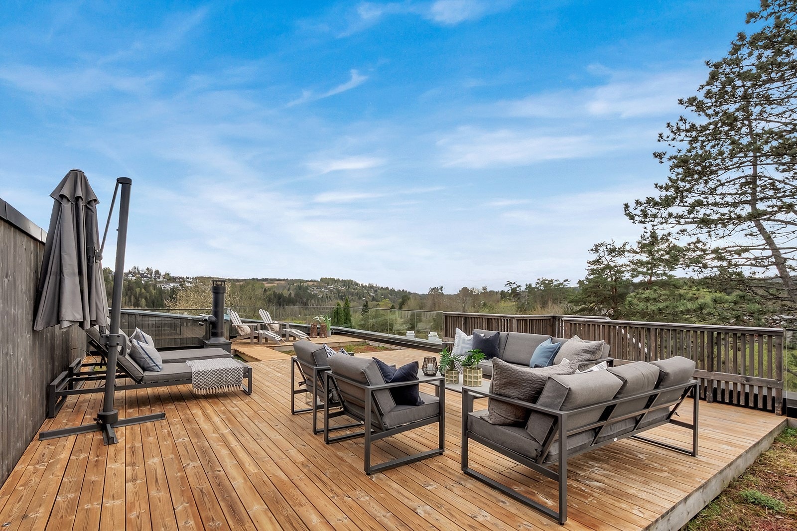 Stor takterrasse hvor sola kan nytes fra soloppgang til solnedgang Galleribilde