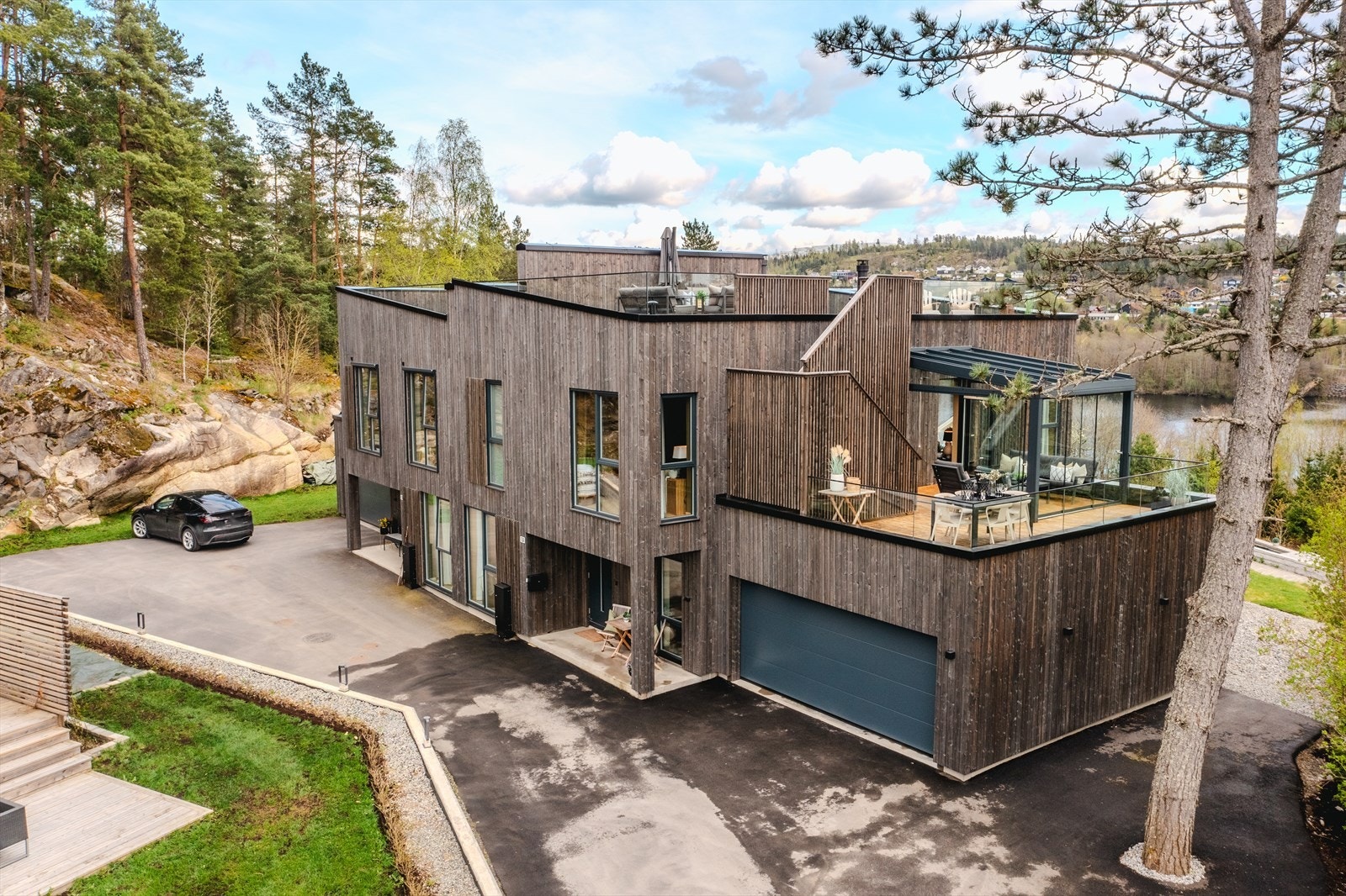 Muligheter for etablering av hybelløsning i 1. etasje. Se vedlagte illustrasjonstegninger i salgsoppgaven Galleribilde