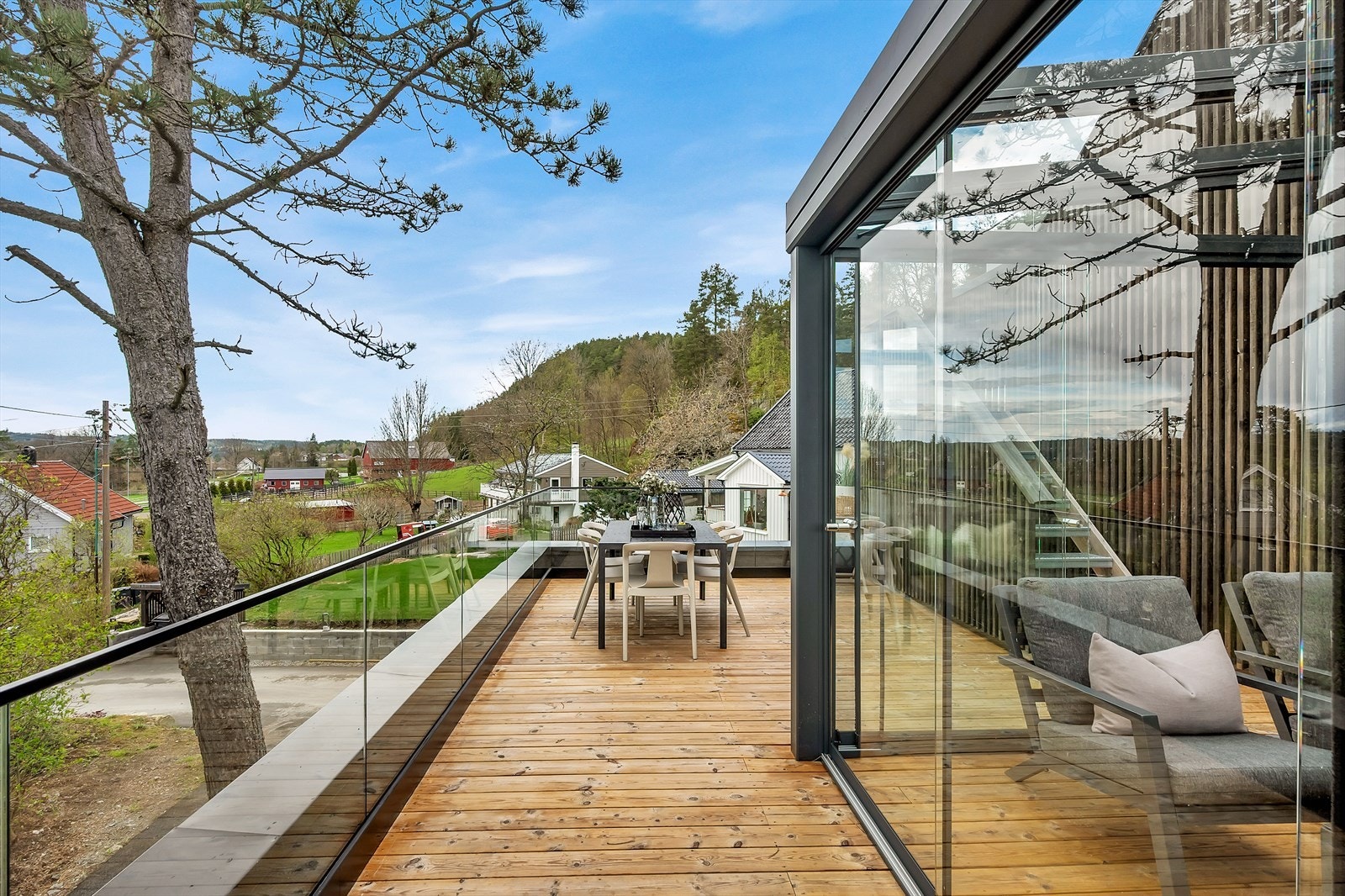 Terrassen er på hele 28 m² med plass til flere sittegrupper, grill m.m. Galleribilde