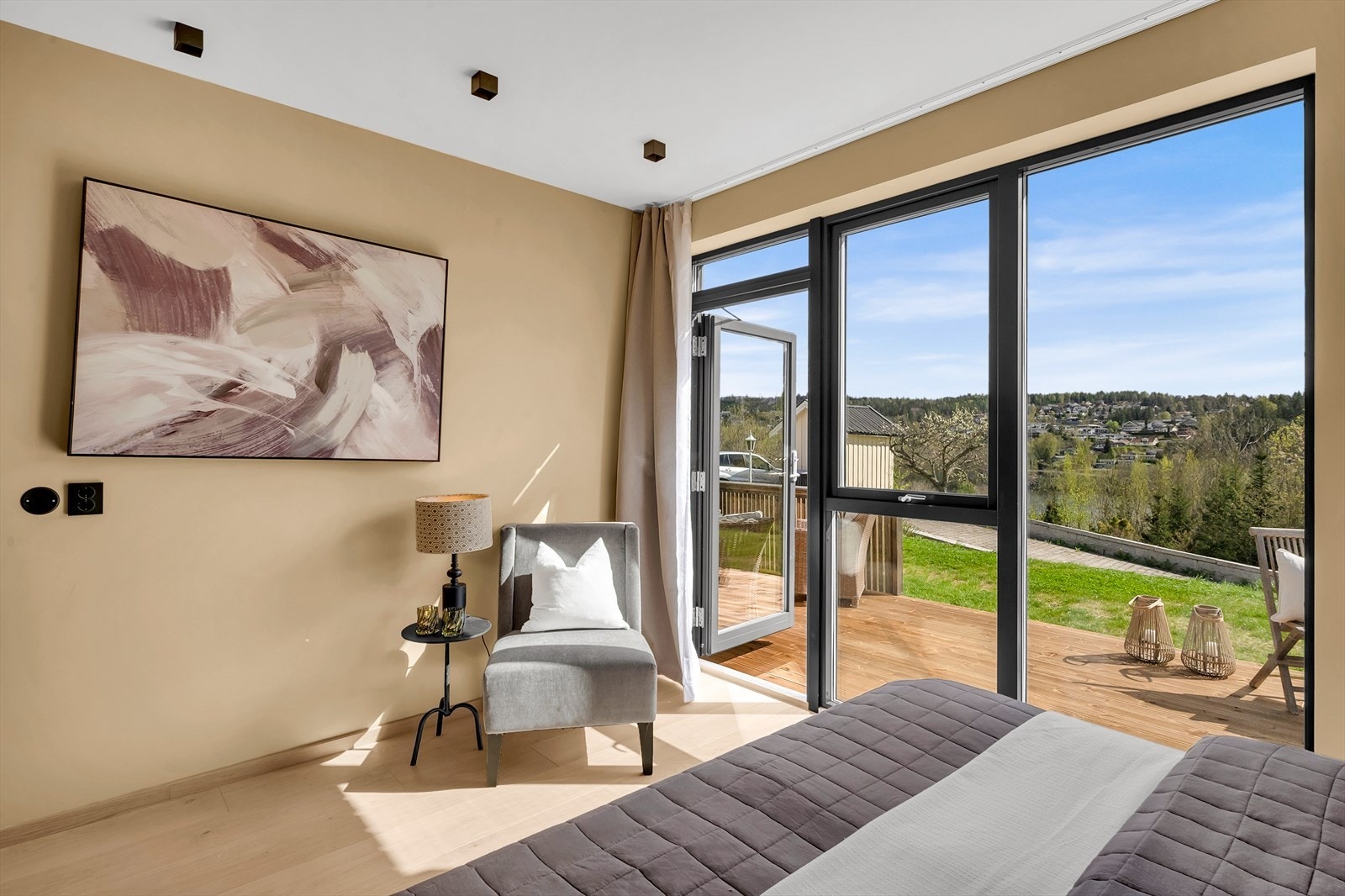 Fra soverommet er det utgang til vestvendt terrasse på 25 m² Galleribilde