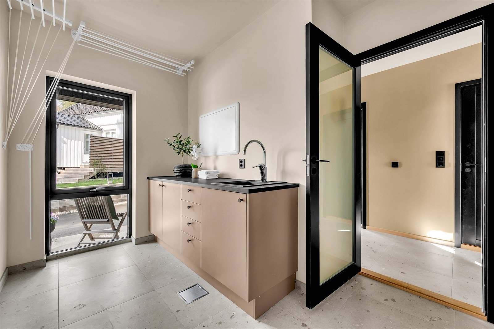 Romslig vaskerom tilknyttet entrè og garasje Galleribilde