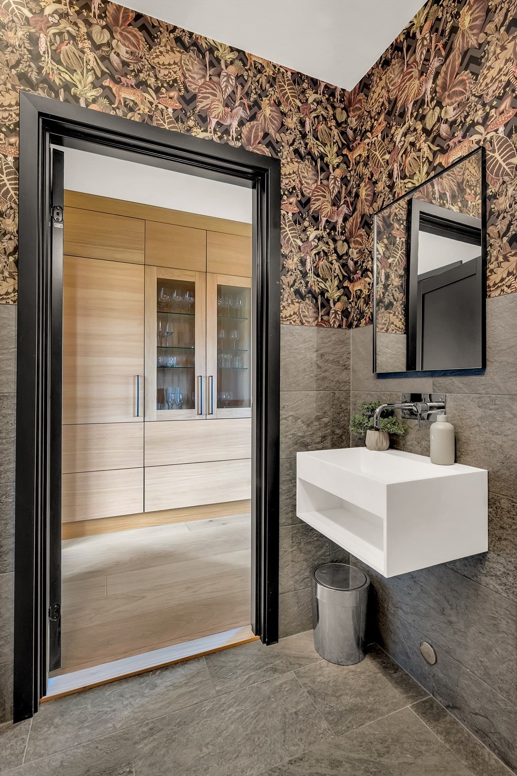 Pene fliser og mønstret tapet på vegger Galleribilde