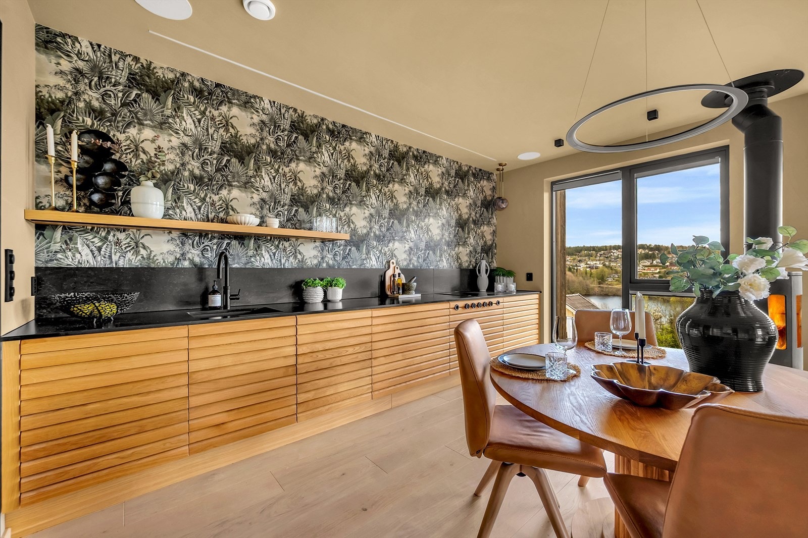 Lekkert kvalitetskjøkken fra Strai med integrerte hvitevarer av høy kvalitet Galleribilde