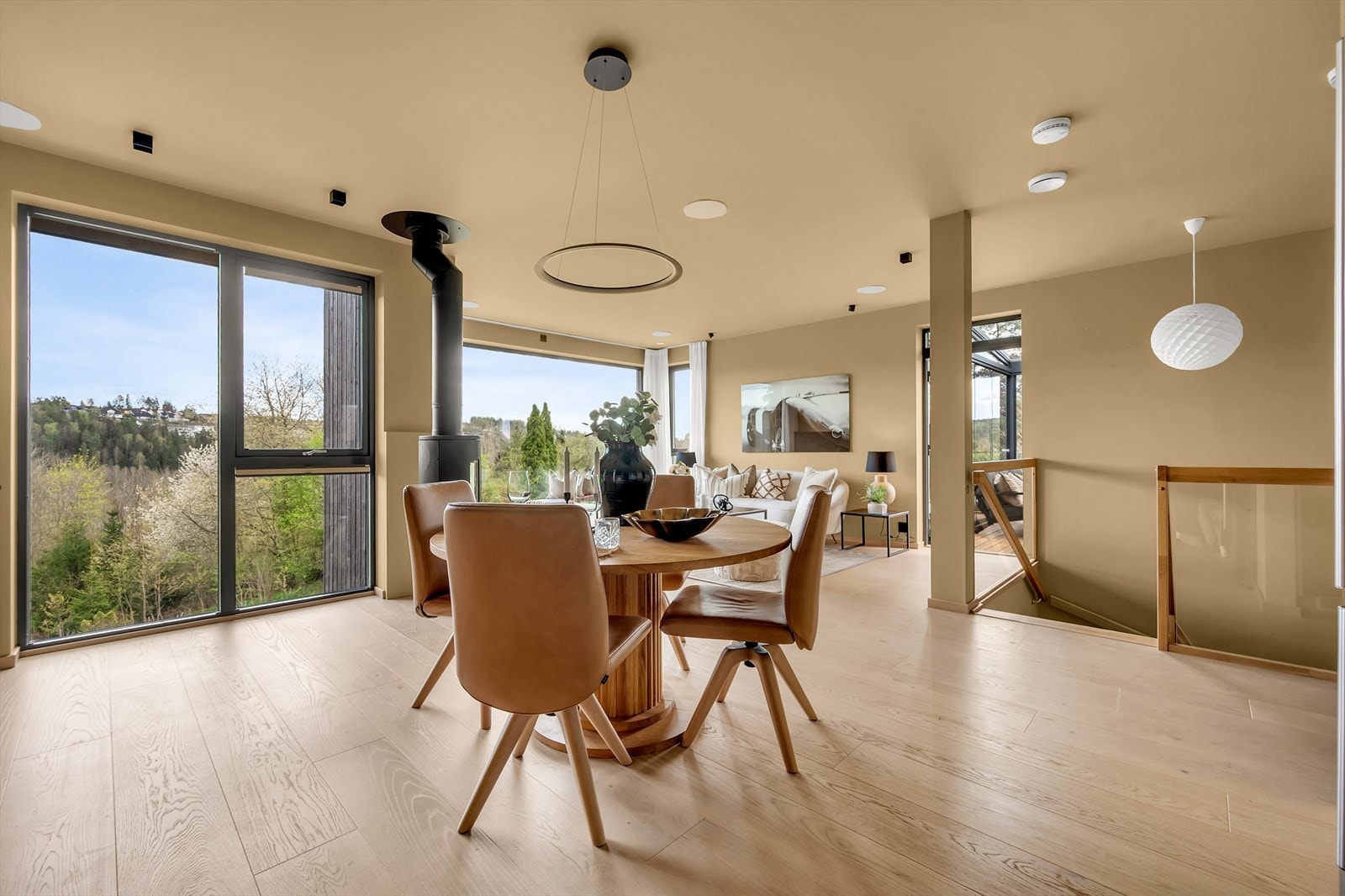 Boligen går over to plan og har en innholdsrik og familievennlig planløsning Galleribilde