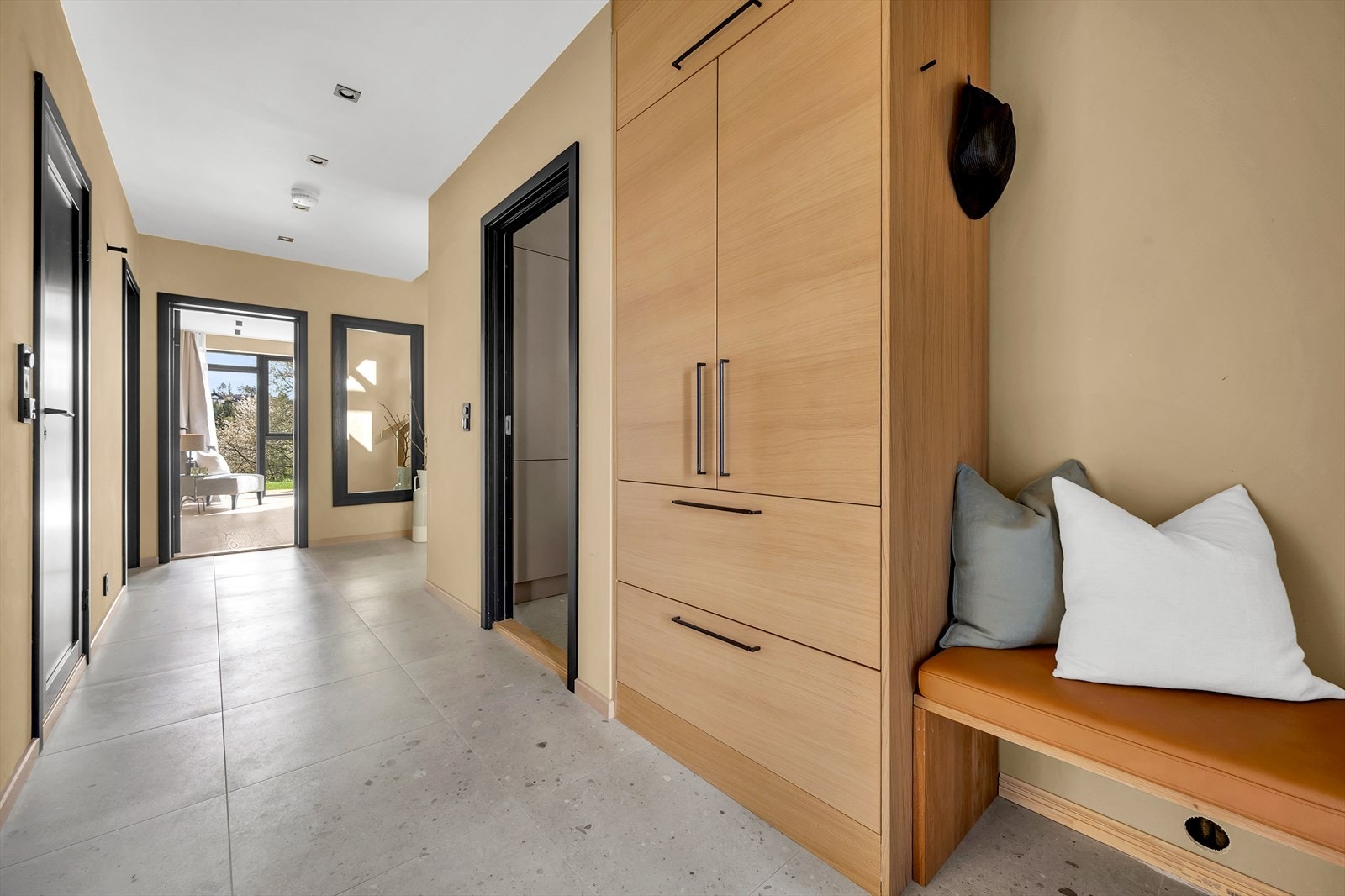 Entrè med gode muligheter for oppbevaring av sko og yttertøy Galleribilde