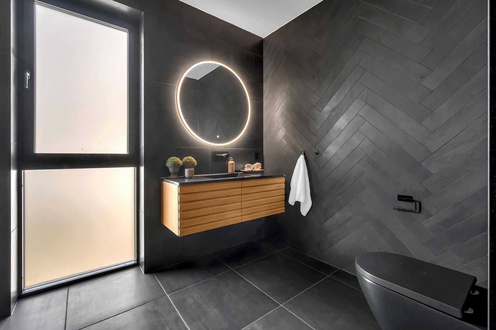 Soverommet har tilknyttet eget baderom og walk-in closet Galleribilde