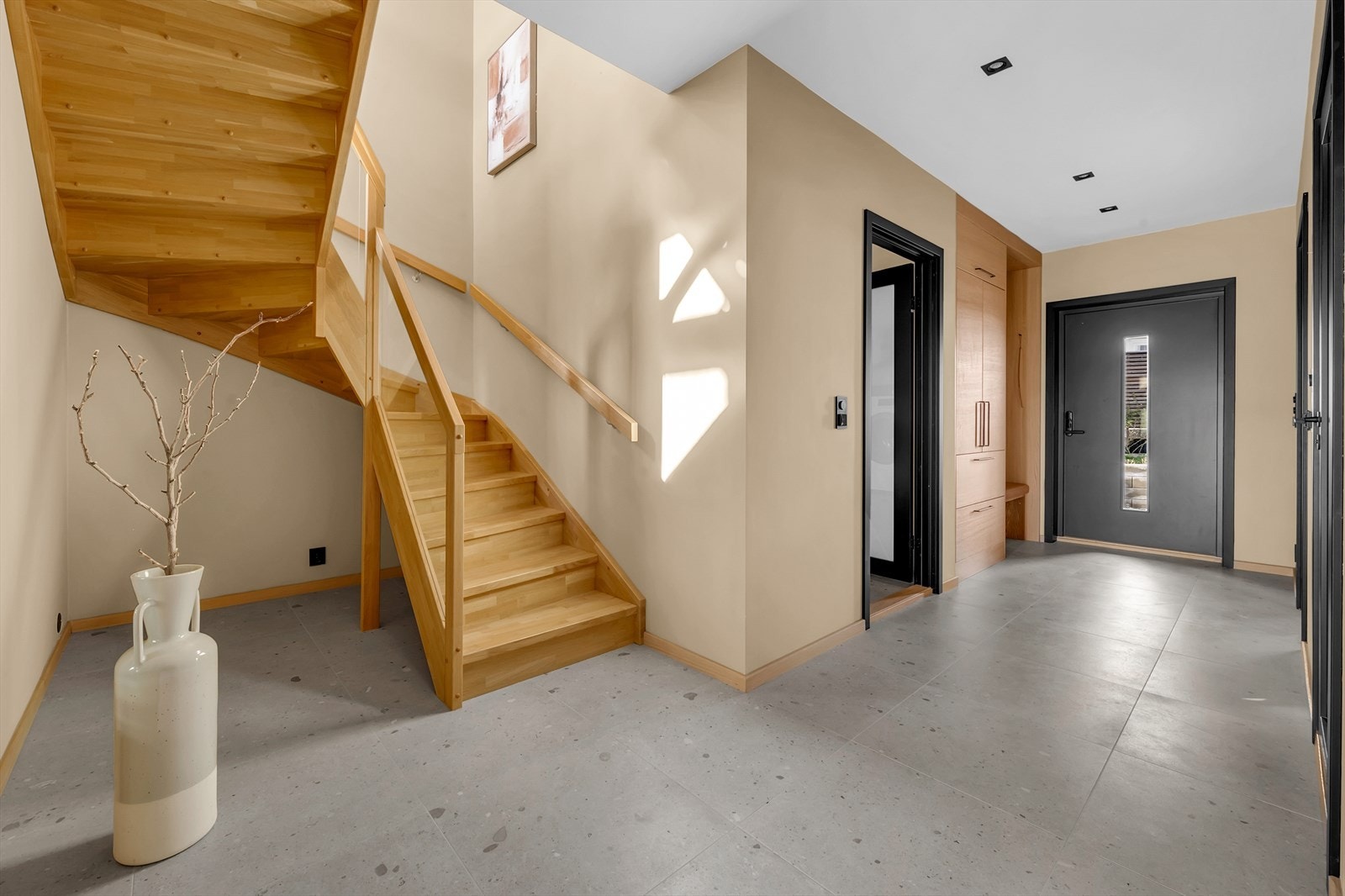 Det er montert elektriske gulvvarme i alle gulv med flis
og i soverommene nede Galleribilde