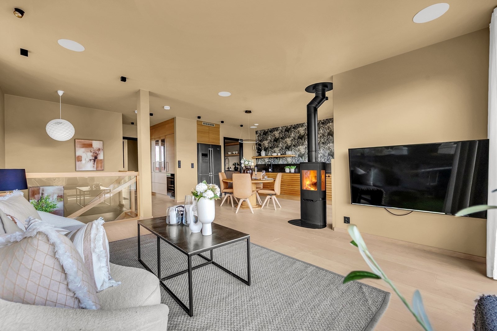 Boligen har en åpen stue- og kjøkkenløsning med plass til flere sittegrupper og soner Galleribilde