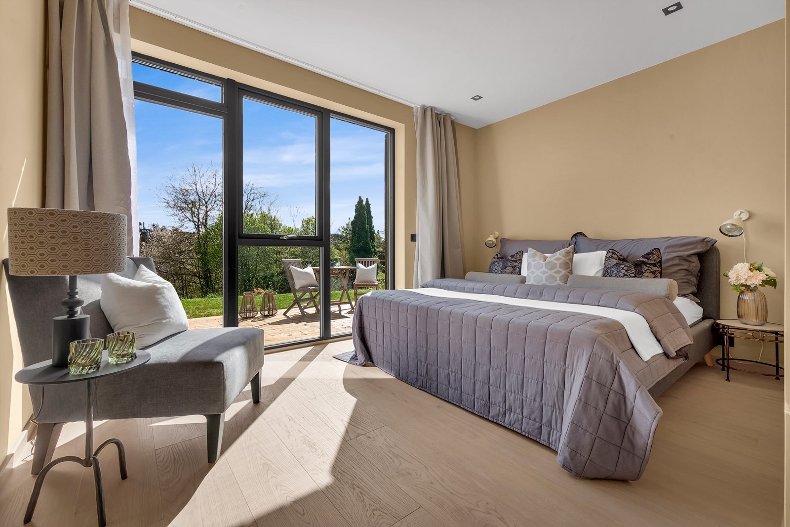 Hovedsoverom i 1. etasje med plass til stor dobbeltseng og annet ønsket møblement Galleribilde