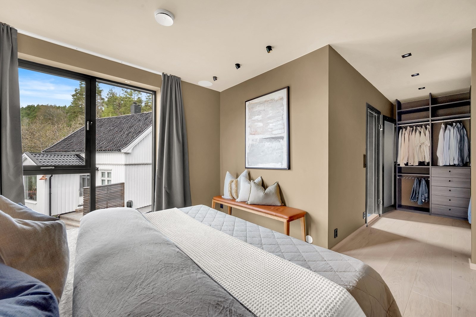 Rommet er malt i lun og delikat farge Galleribilde