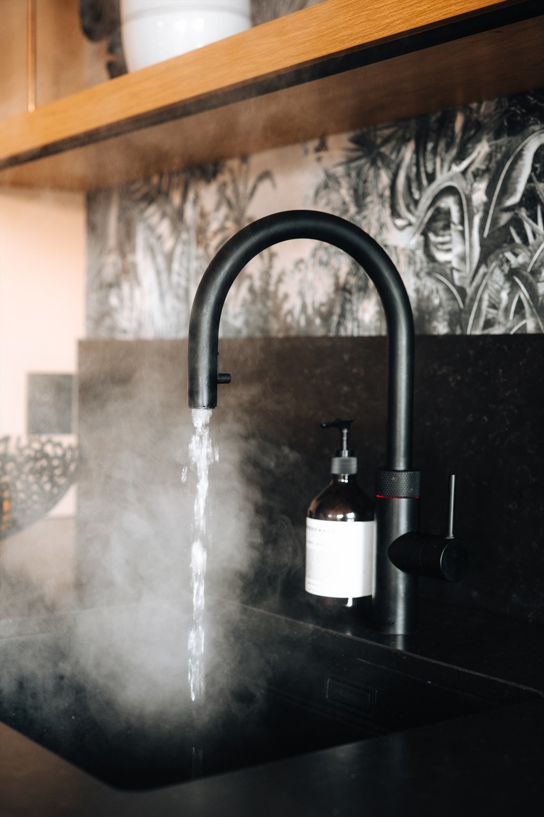 Quooker combi bereder med umiddelbart varmtvann og kokende vann i kran Galleribilde