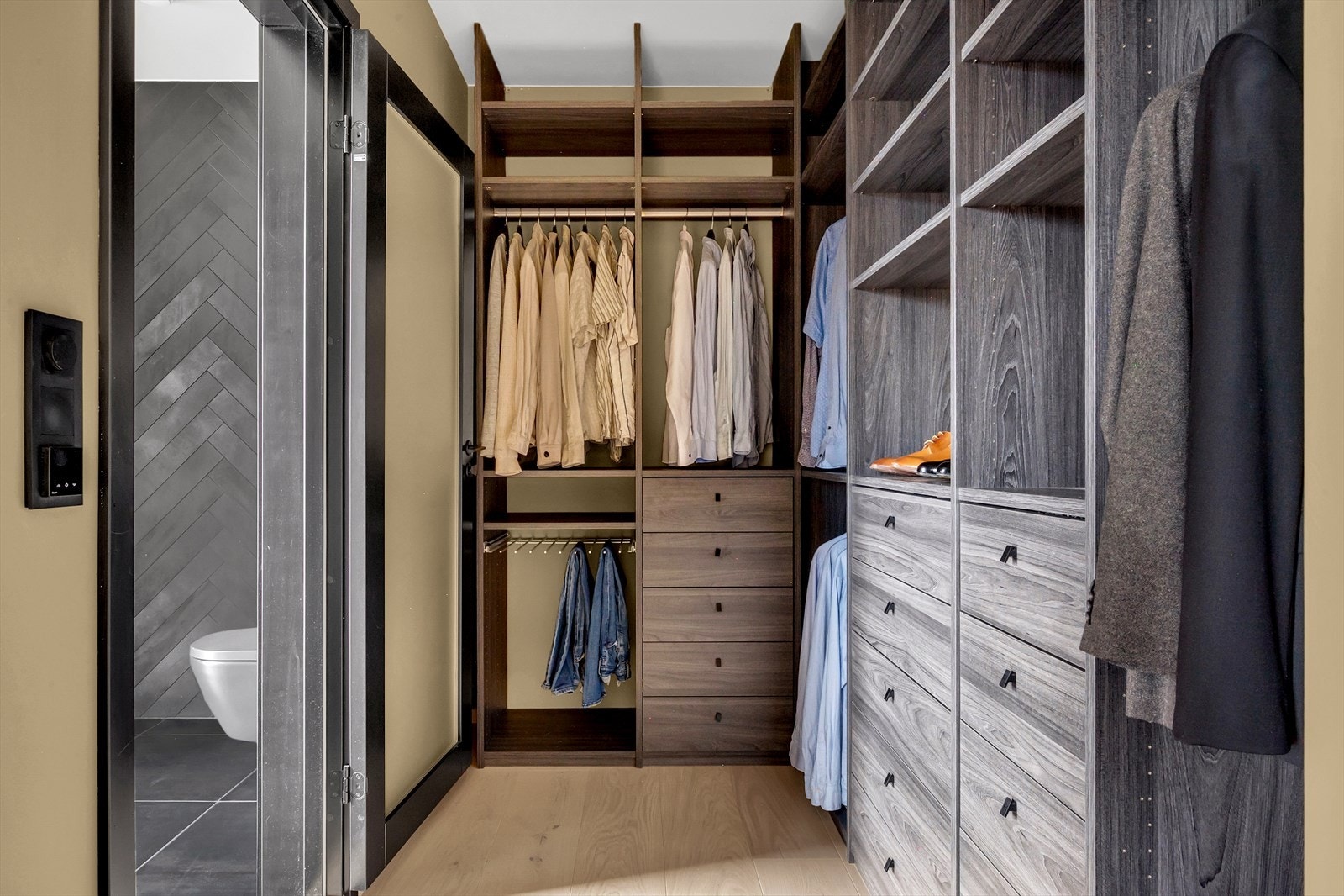 Romslig walk-in garderobe med god plass til oppbevaring Galleribilde