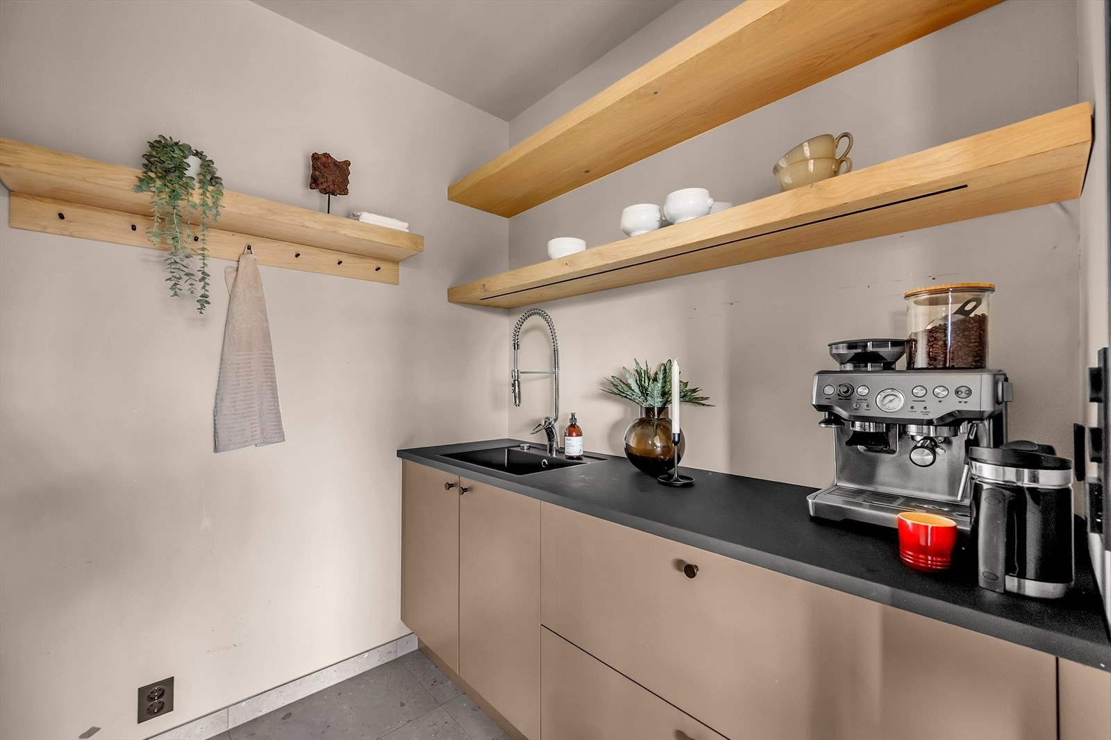 Grovkjøkken med mye lagringsplass og praktiske løsninger Galleribilde