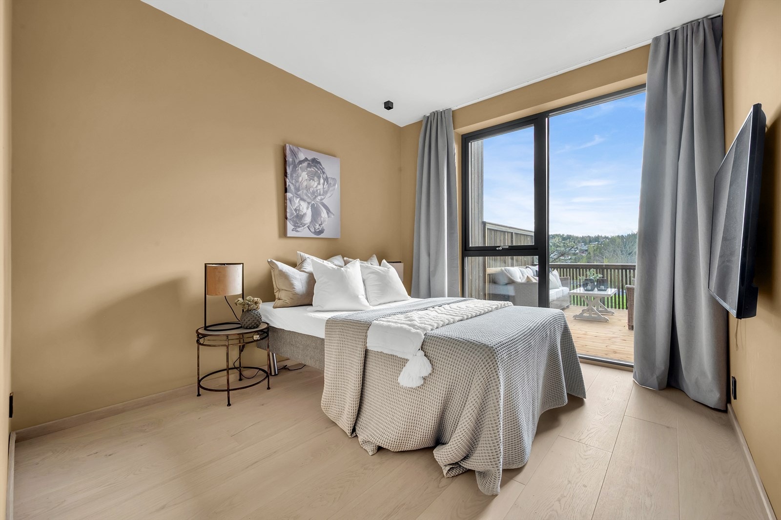 Soverom II | Lyst og luftig soverom med plass til dobbeltseng og tilhørende nattbord Galleribilde