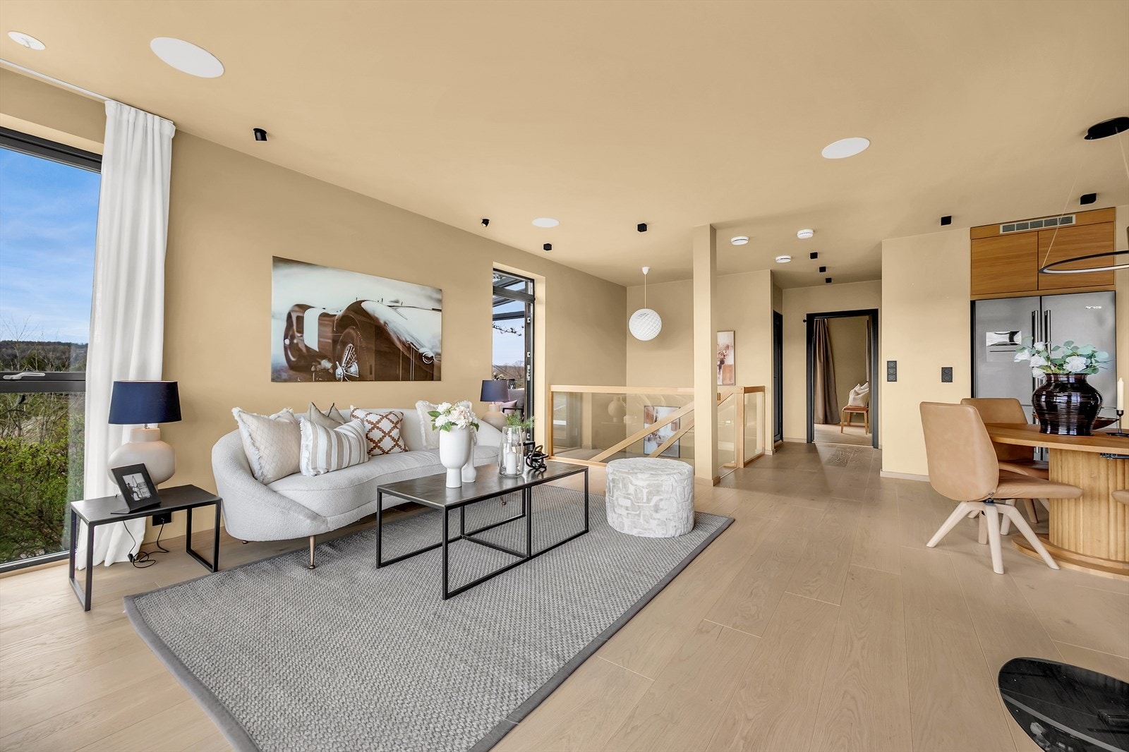 2. etasje består av stue, kjøkken, grovkjøkken, toalettrom og hovedsoverom med walk-in closet og eget bad Galleribilde