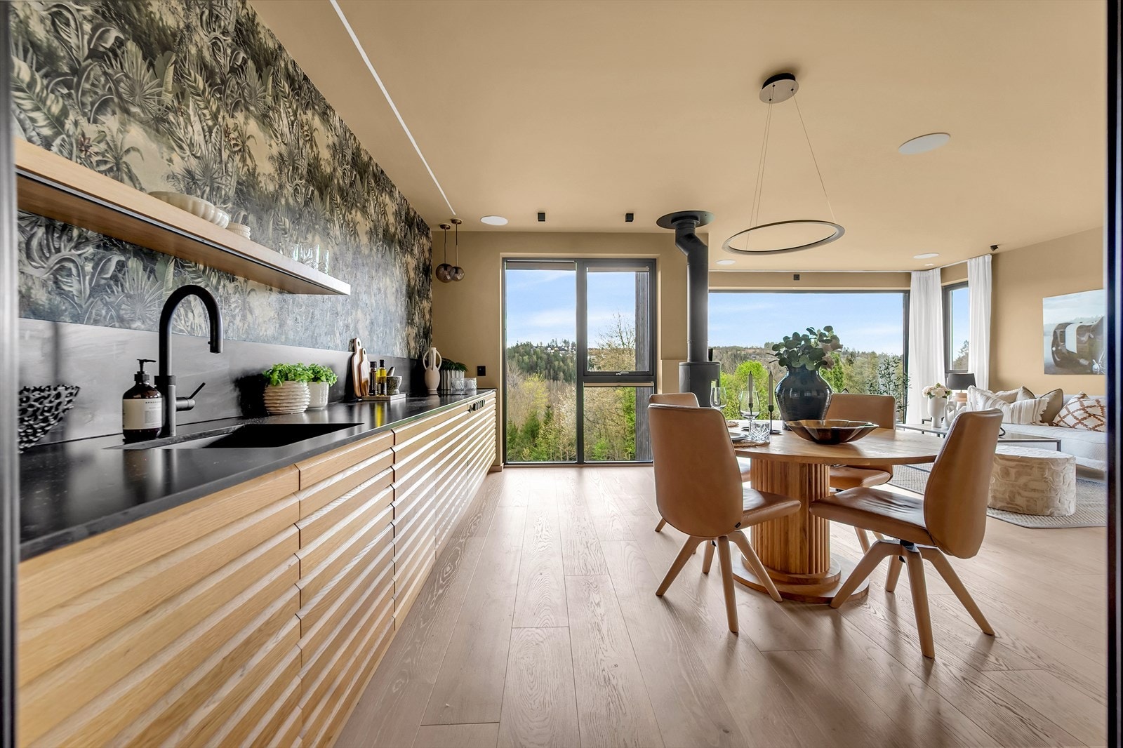 Det er installert audioanlegg i hele boligen med Yamaha, Revell og JBL. Det er også klart for høytallere på begge tak Galleribilde