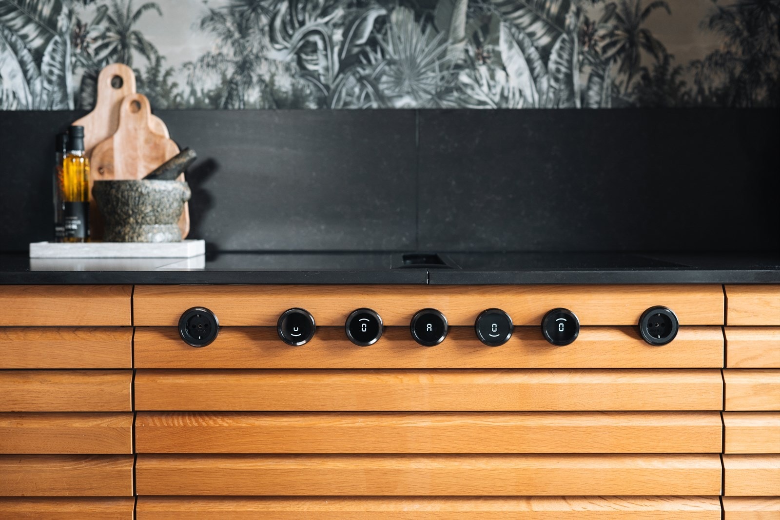 Eksklusive og påkostet materialvalg er gjennomgående. Kjøkkenet har blant annet Falcon kjøl/frys med vakumpakker og Bora Professional 3Q Galleribilde