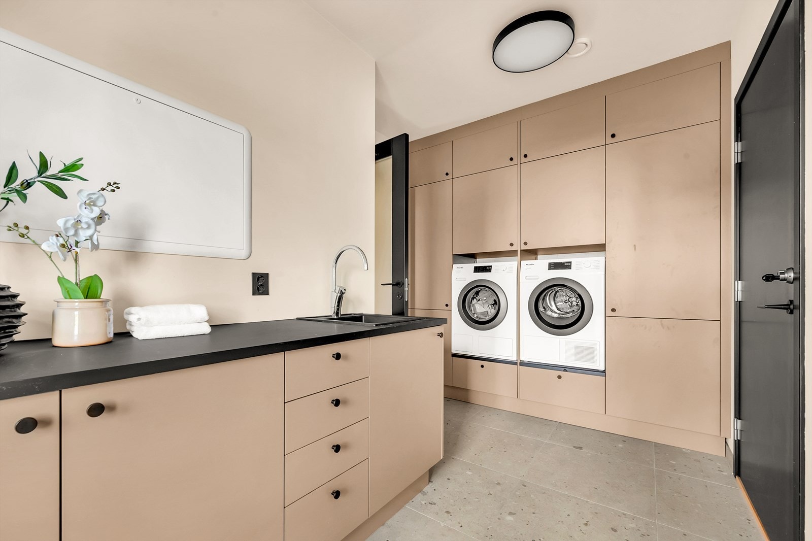 Her er det lekker innredning fra Strai med praktiske løsninger. Det er opplegg for både vaskemaskin og tørketrommel Galleribilde