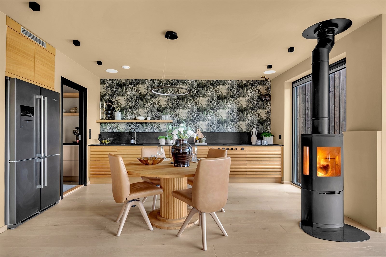 Peis i stue gir en lun og hyggelig atmosfære. Falcon 3. delt kombiskap med vakuumpakker for sous vide Galleribilde