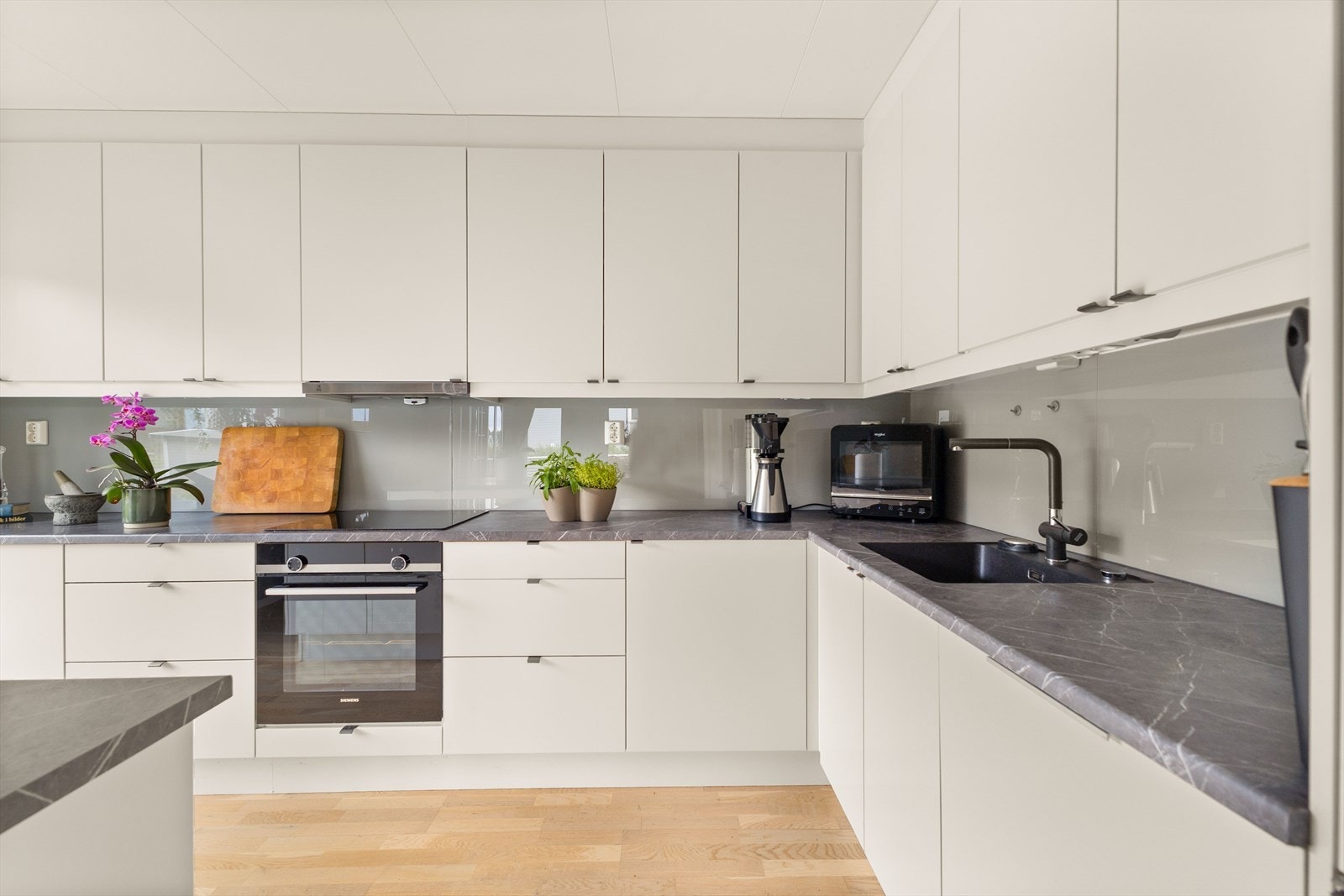 Kjøkkenet er utstyrt med kjøleskap, oppvaskmaskin, komfyr, induksjonstopp og avtrekksvifte. Komfyrvakt og elektronisk vannstoppfunksjon under benk. Galleribilde