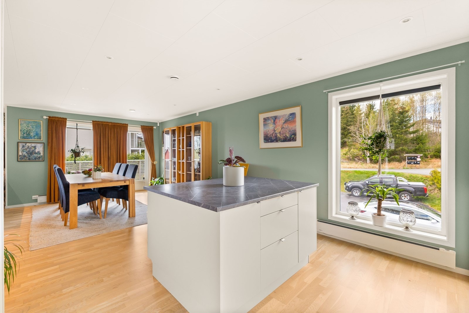 Spisestue og kjøkken er avdelt med en smart- og praktisk kjøkkenøy. Galleribilde