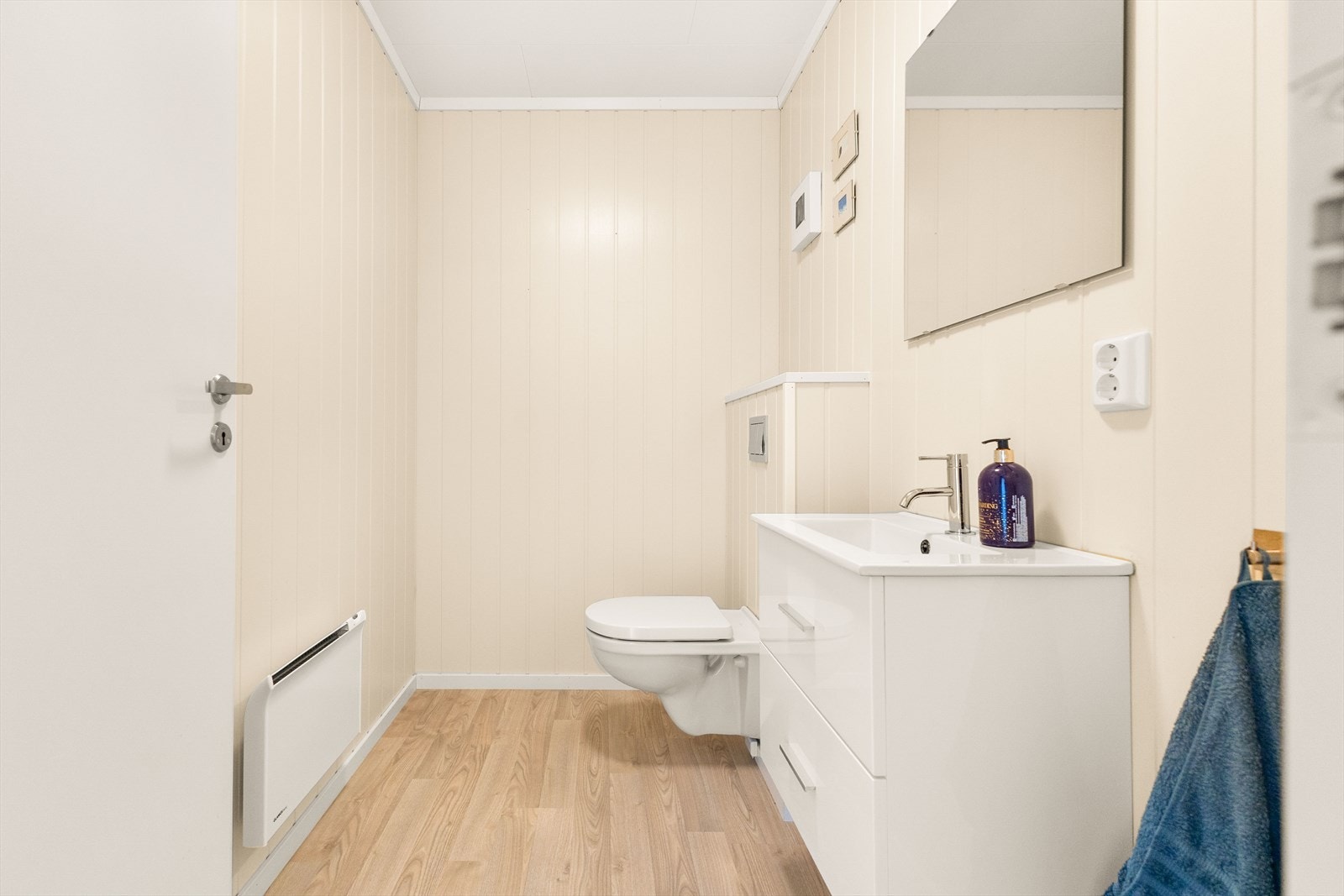 Praktisk, ekstra toalettrom med vegghengt wc og smart skuffinnredning med servant Galleribilde