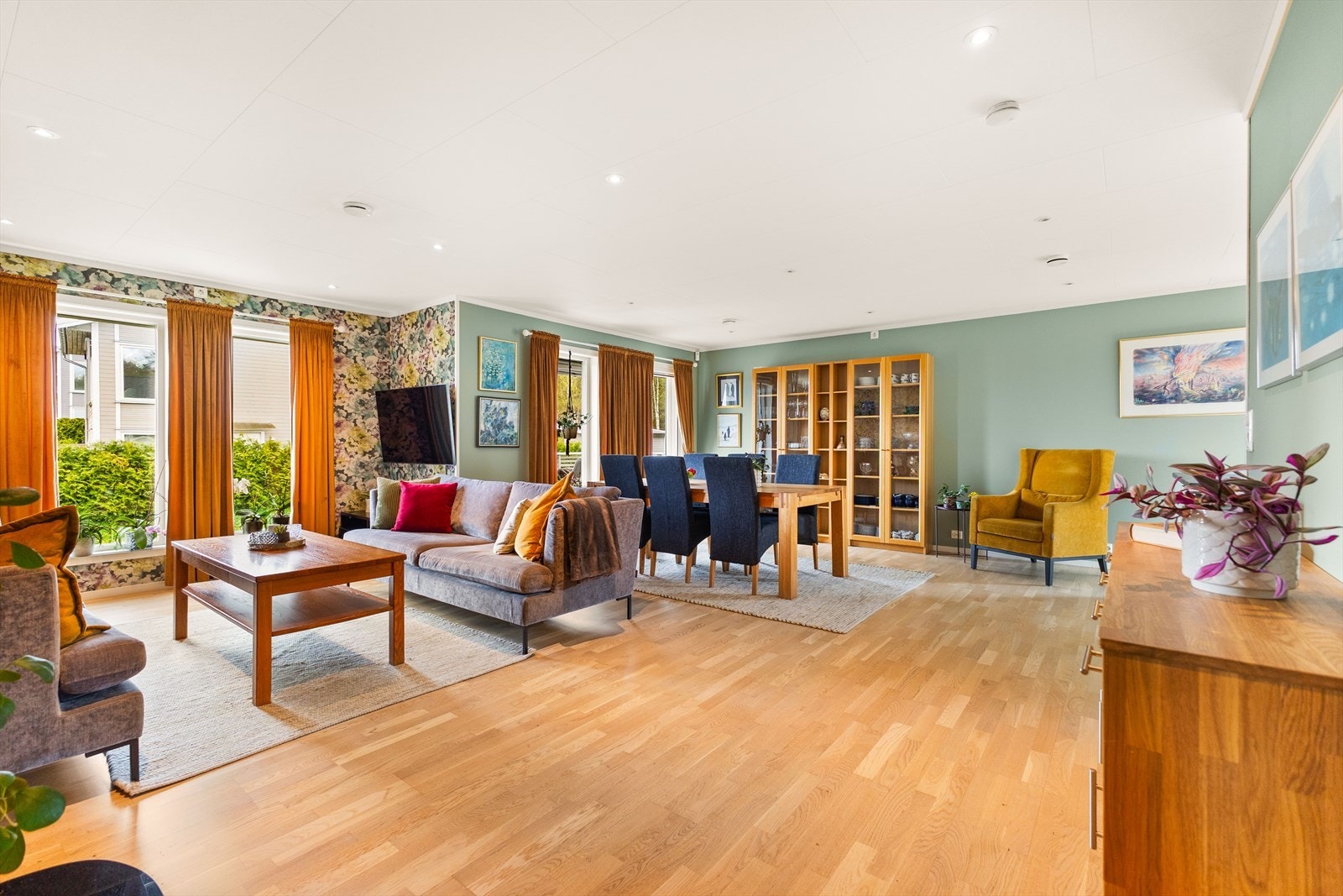 Leiligheten har en meget romslig stue med store glassflater som slipper inn rikelig med dagslys og bidrar til en behagelig romfølelse. Galleribilde