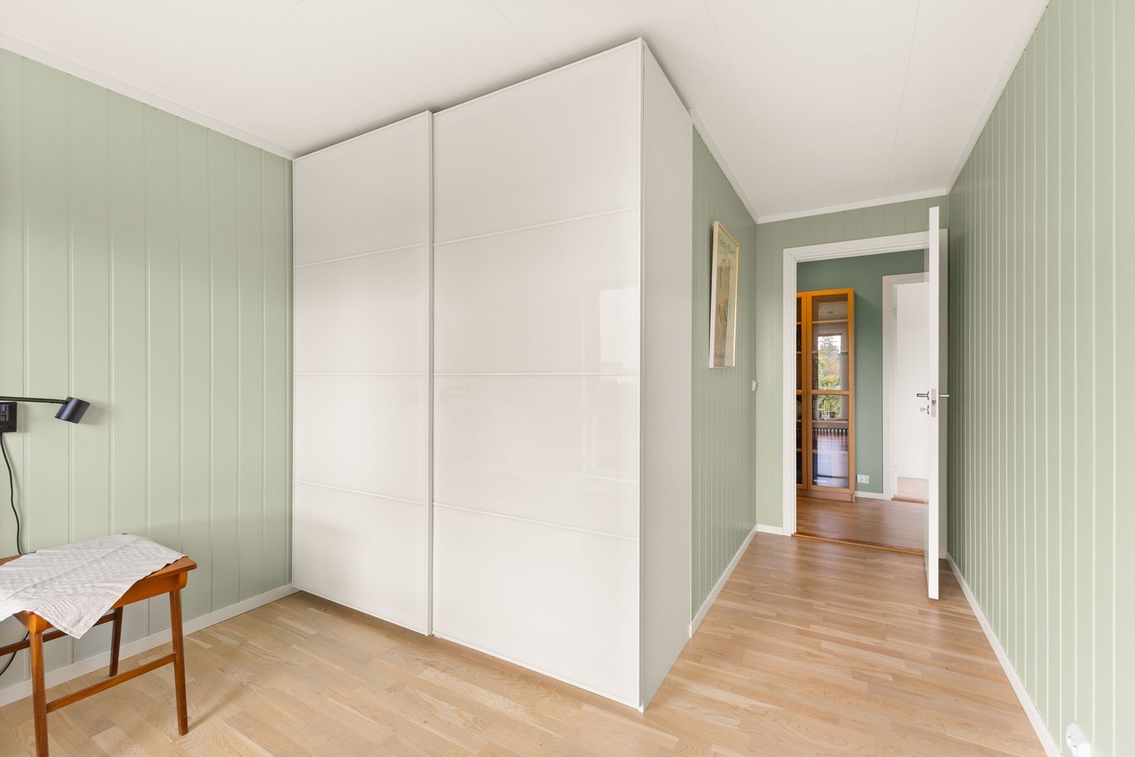 Skyvedørsgarderobe med god plass for klesoppbevaring Galleribilde